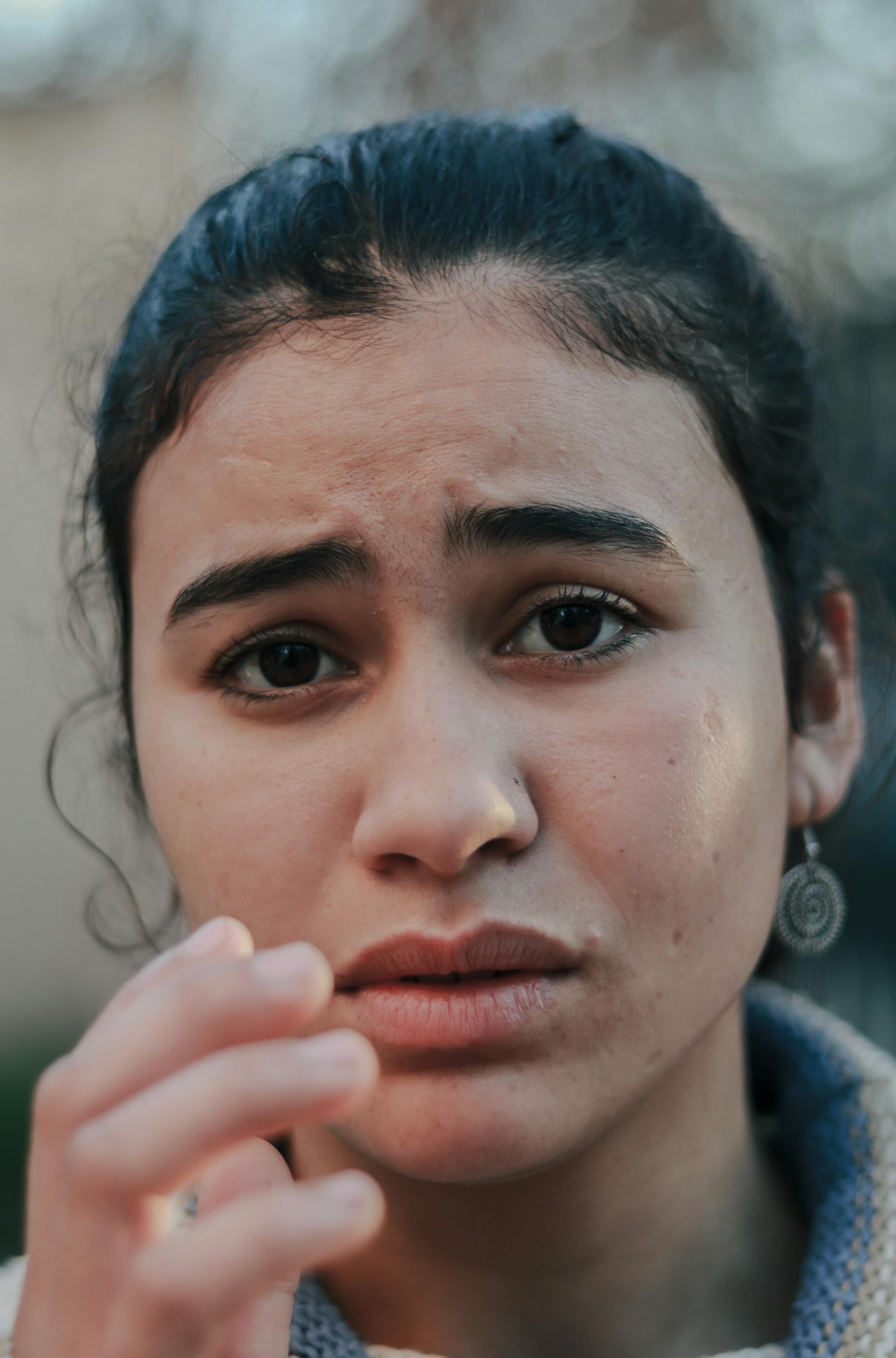 Una mujer con aspecto preocupado | Fuente: Pexels