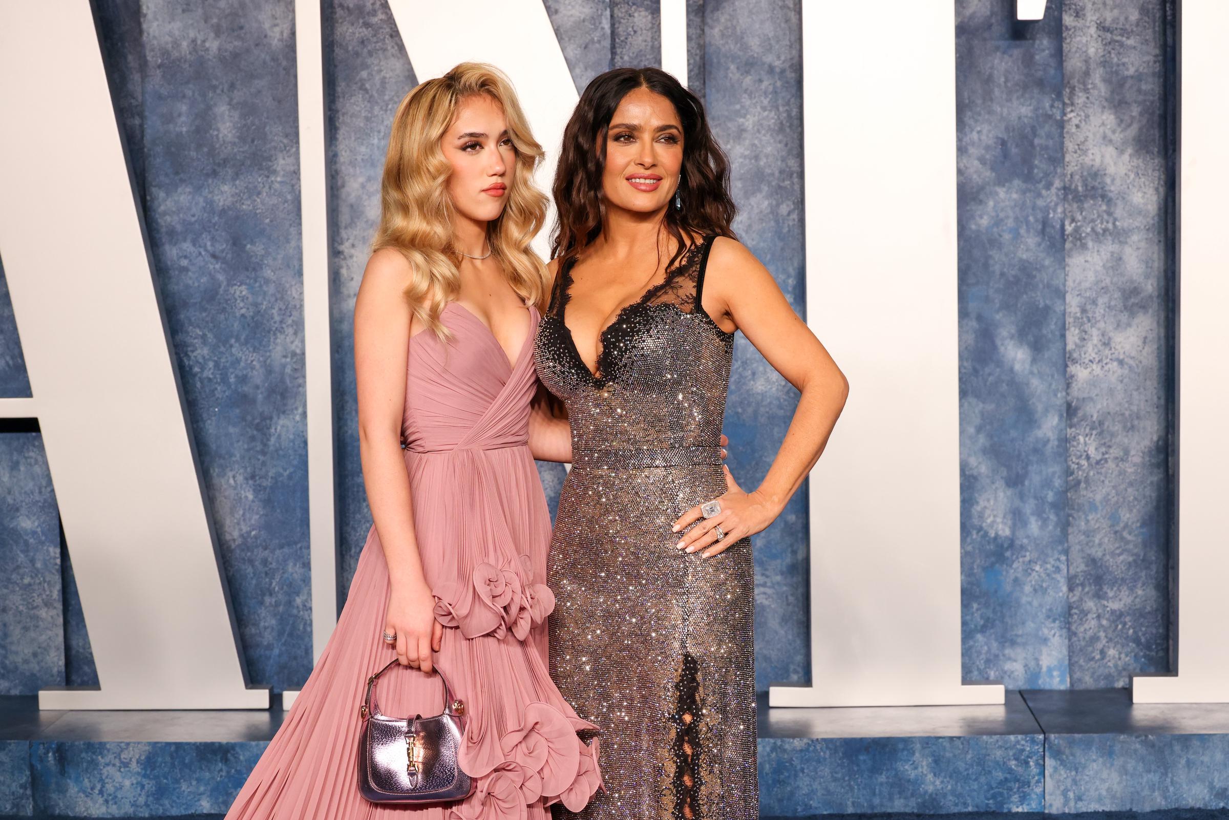 La fiesta de los Óscar de Vanity Fair le dio a Valentina otra oportunidad de demostrar su propio gusto. Su vestido en tonos rosa pálido contrastaba con el vestido plateado y negro de Salma, lo que reforzaba lo que había dicho antes: que, aunque toma prestadas prendas del armario de su madre, sigue eligiendo su propio estilo. | Fuente: Getty Images