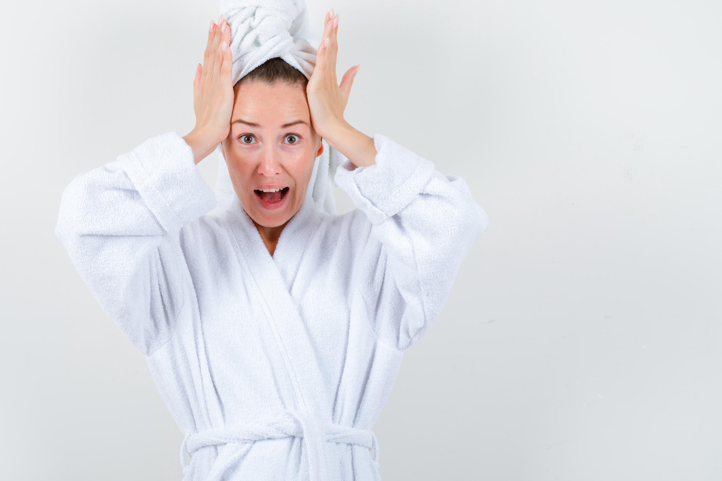 Una mujer gritando | Fuente: Freepik