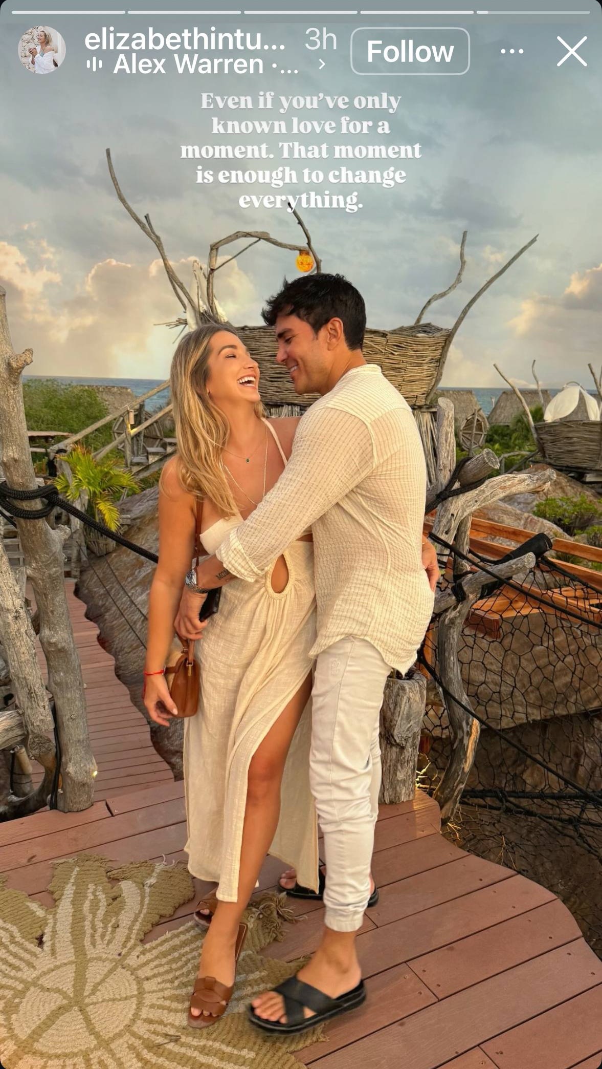 Imagen de Juan Carlos Ramírez y su novia, Elizabeth Schmidt, acompañada de un mensaje | Fuente: Instagram Stories/elizabethintulum