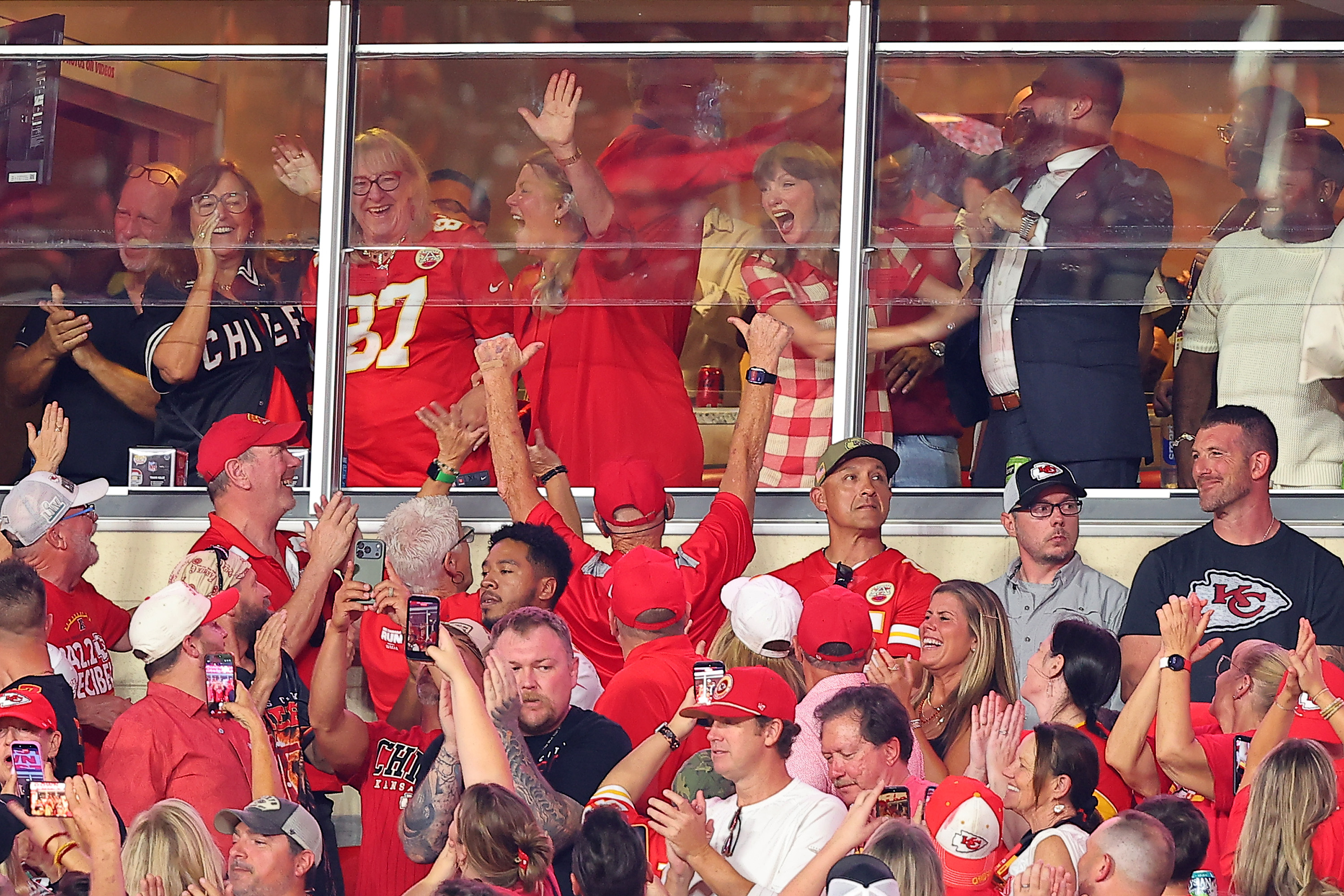 Donna Kelce, Taylor Swift y Jason Kelce celebran desde el palco tras la recepción de 59 yardas de Travis Kelce en el tercer cuarto, durante el partido entre los Kansas City Chiefs y los Denver Broncos en el Arrowhead Stadium el 14 de septiembre de 2026. | Fuente: Getty Images