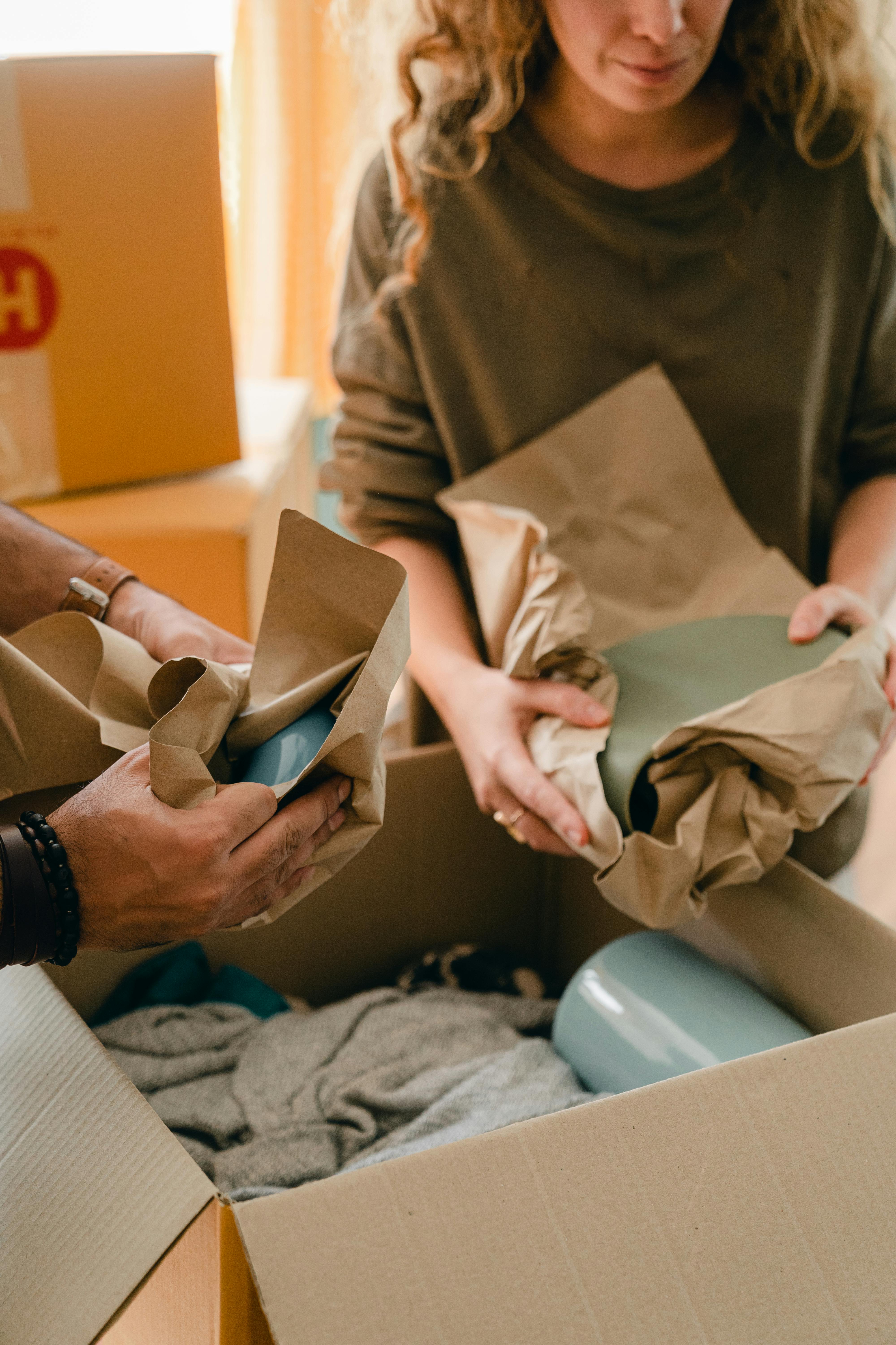 Una pareja haciendo las maletas para una mudanza | Fuente: Pexels