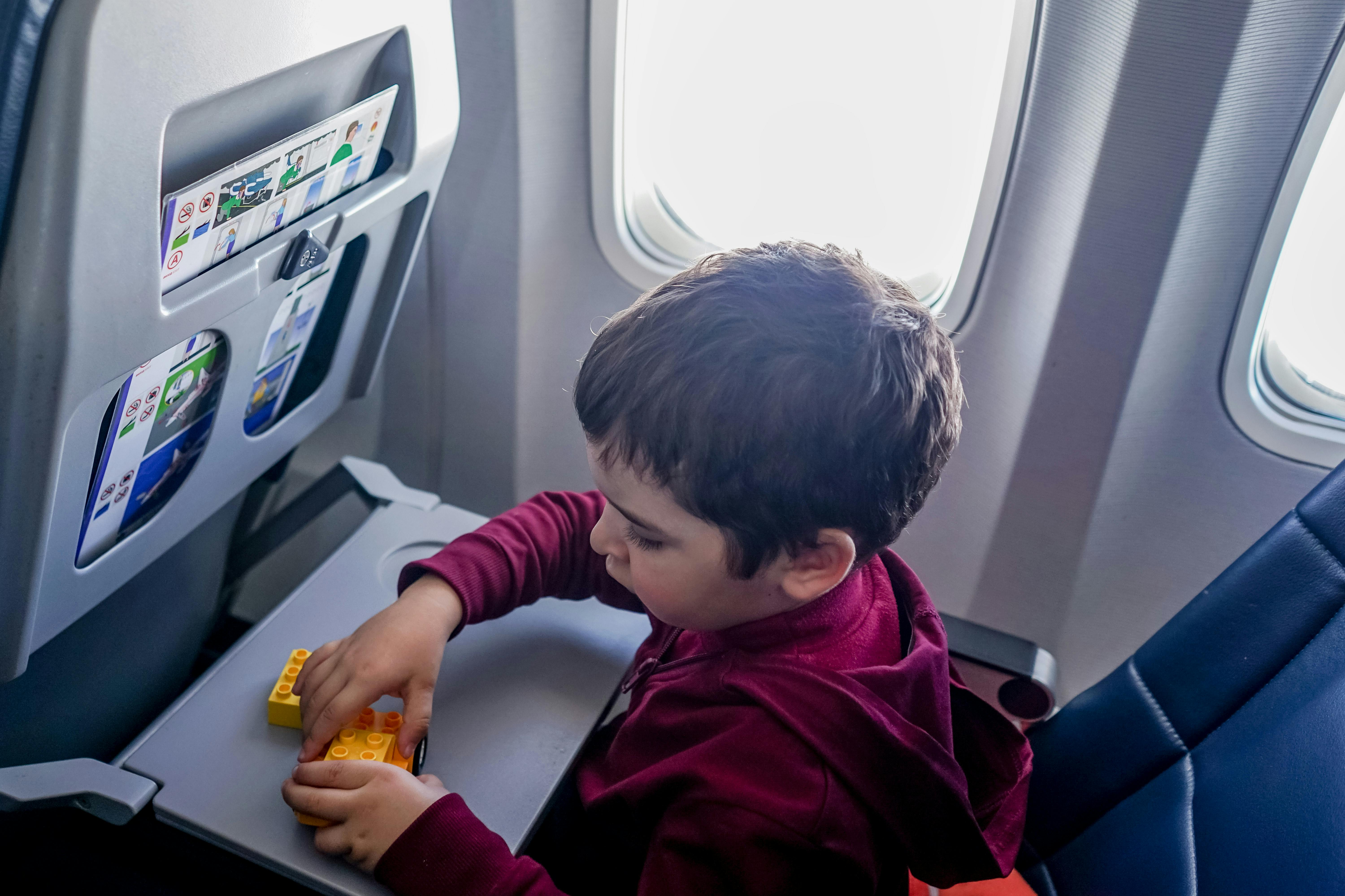 Un niño sentado en un avión | Fuente: Pexels