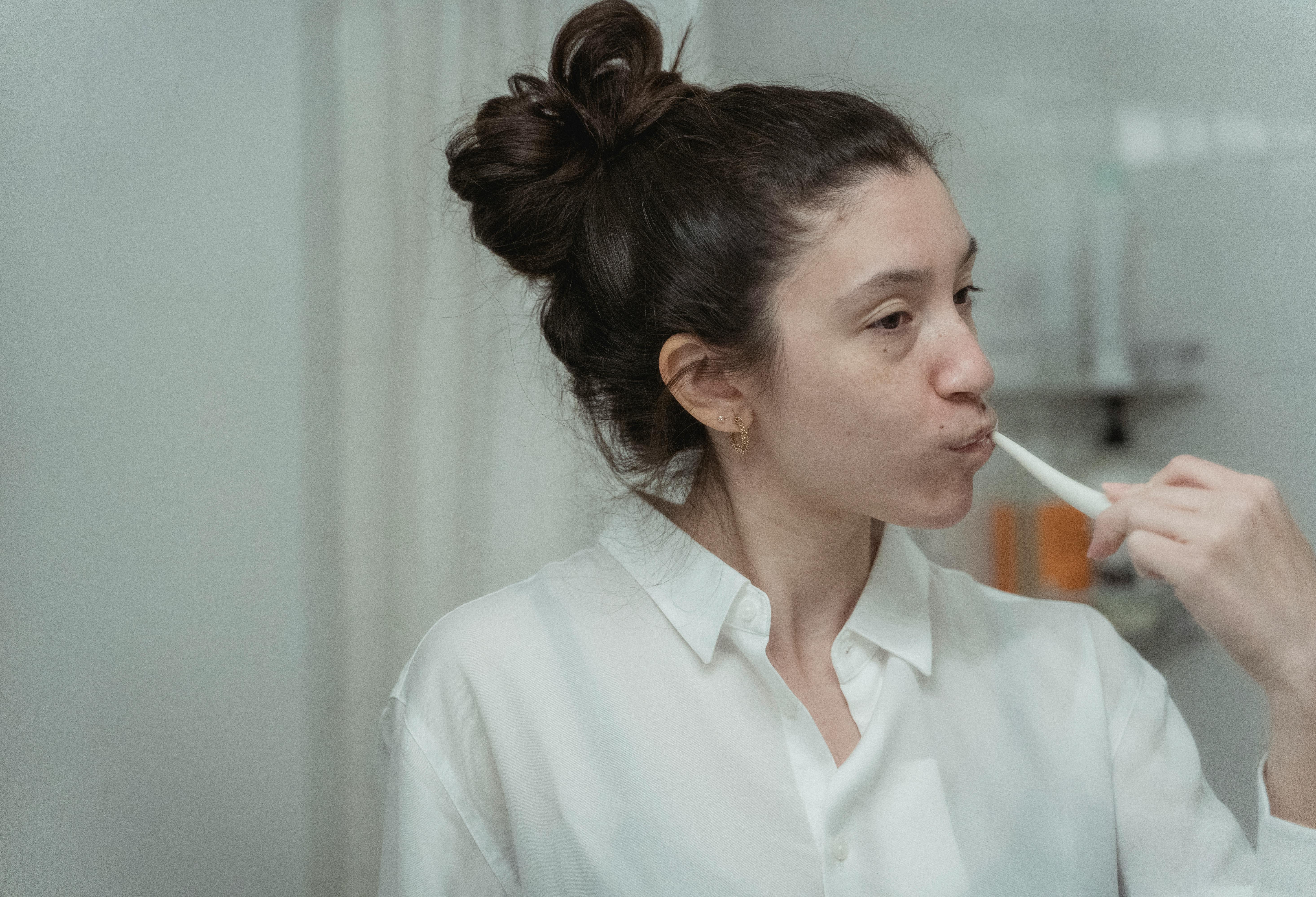 Una mujer cepillándose los dientes | Fuente: Pexels