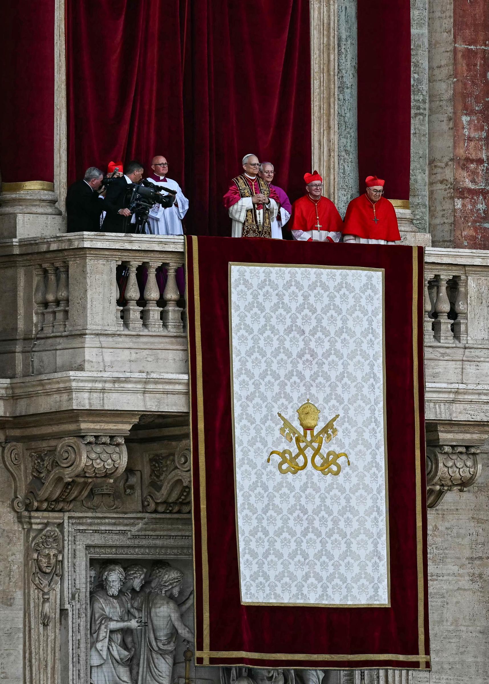 El papa León XIV, Robert Prevost se dirige a la multitud desde el balcón principal de la logia central de la Basílica de San Pedro por primera vez el 8 de mayo de 2025 | Fuente: Getty Images
