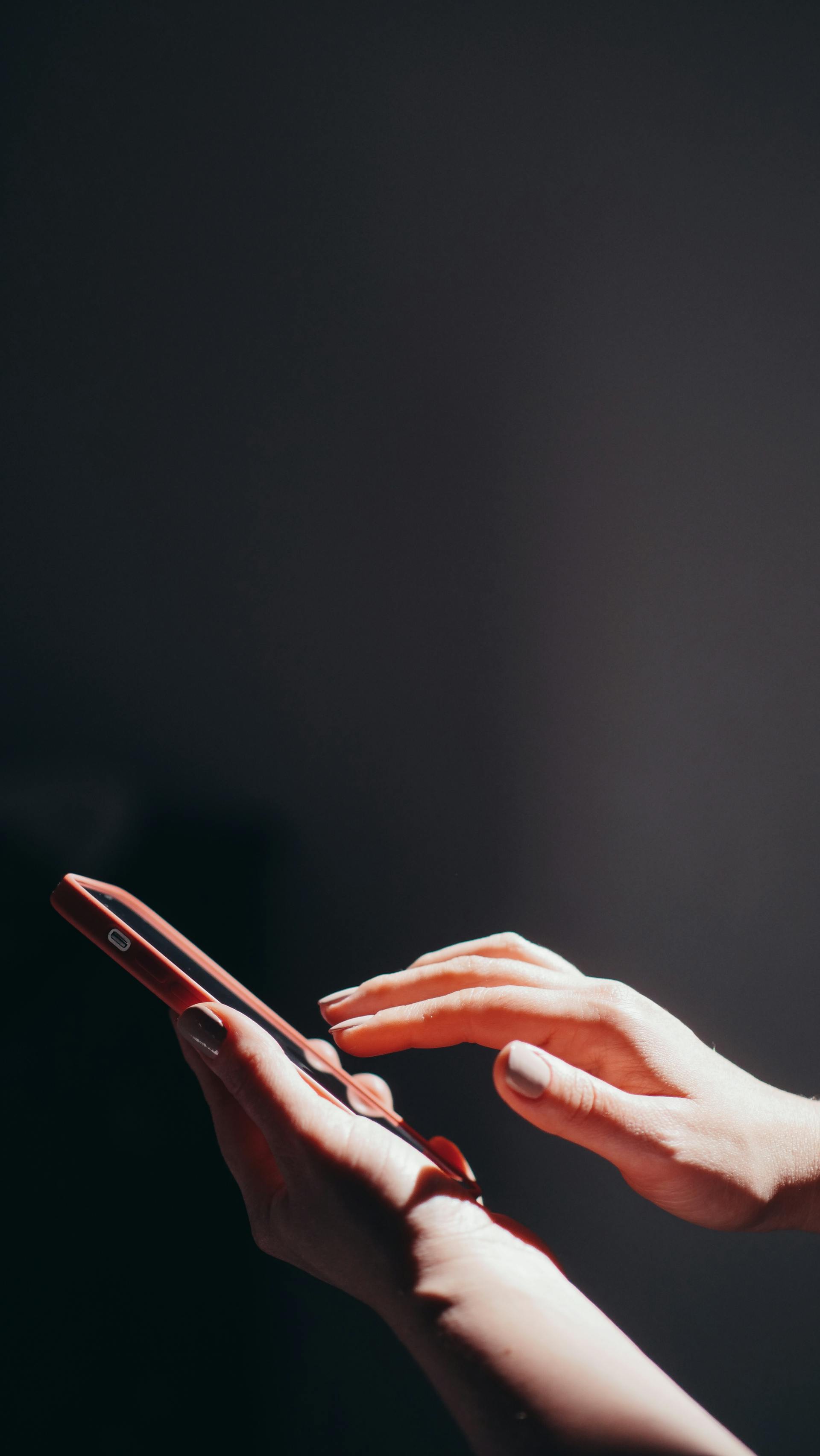Una mujer con un teléfono en la mano | Fuente: Pexels