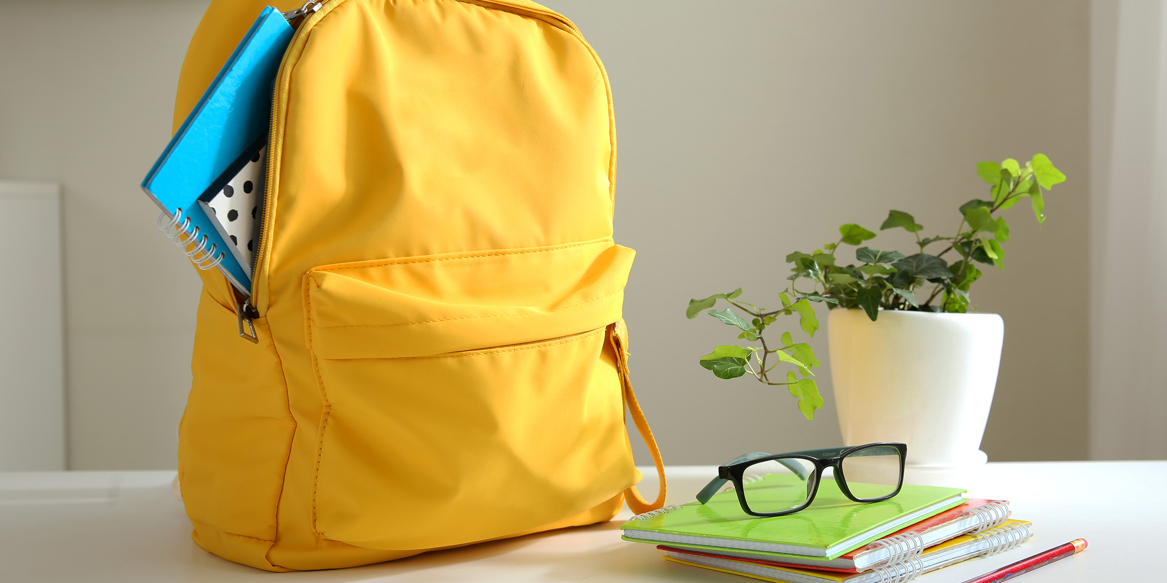 La mochila de un niño sobre un escritorio | Fuente: Shutterstock