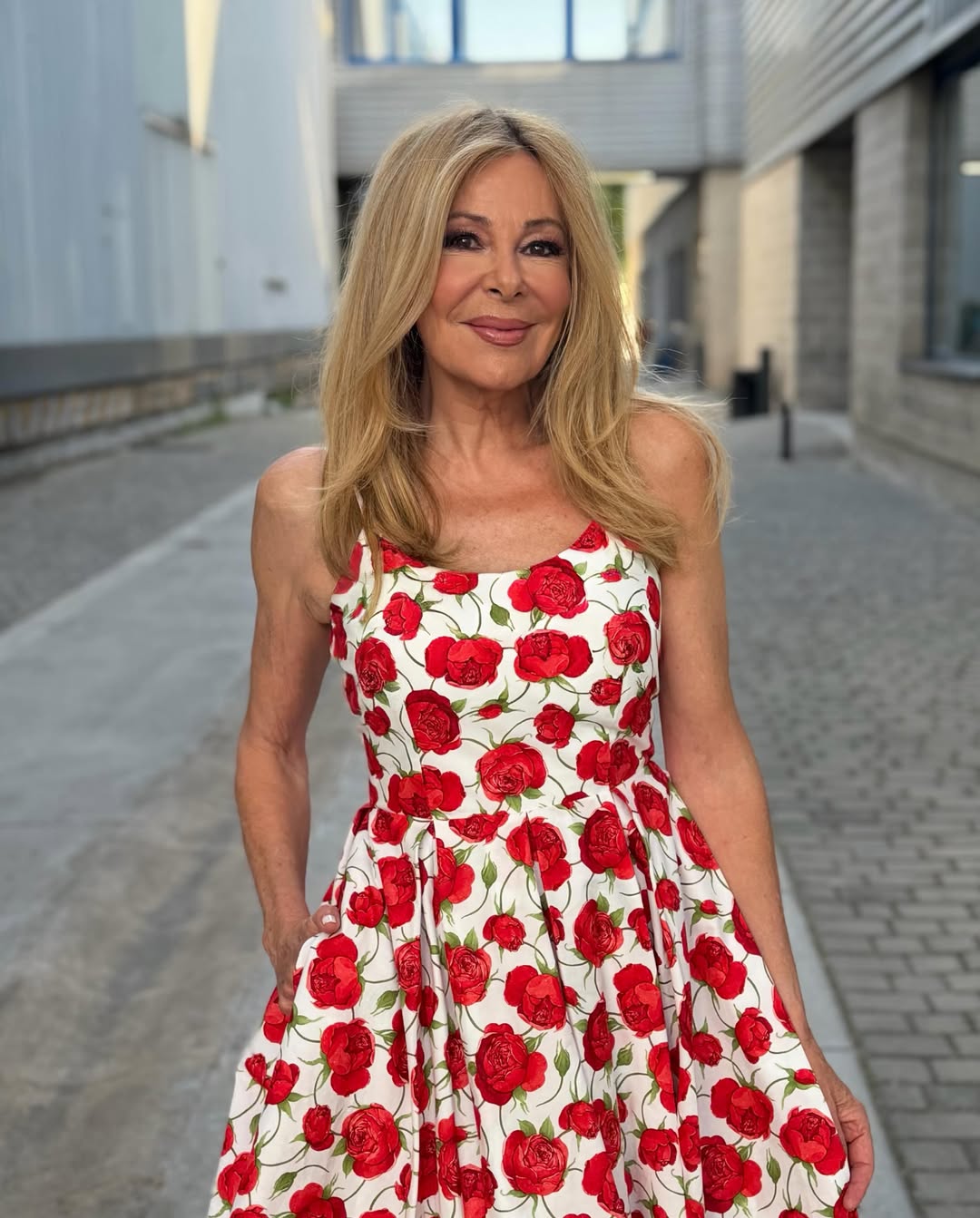 Ana Obregón mostrando el look que usó para el programa "Y ahora Sonsoles" de Antena 3 en las afueras del plató | Fuente: Instagram/ana_obregon_oficial