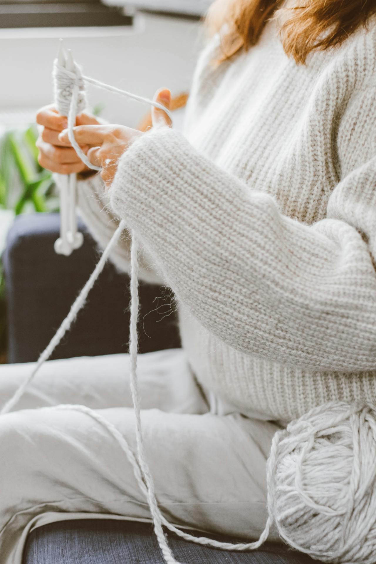 Una mujer tejiendo | Fuente: Pexels