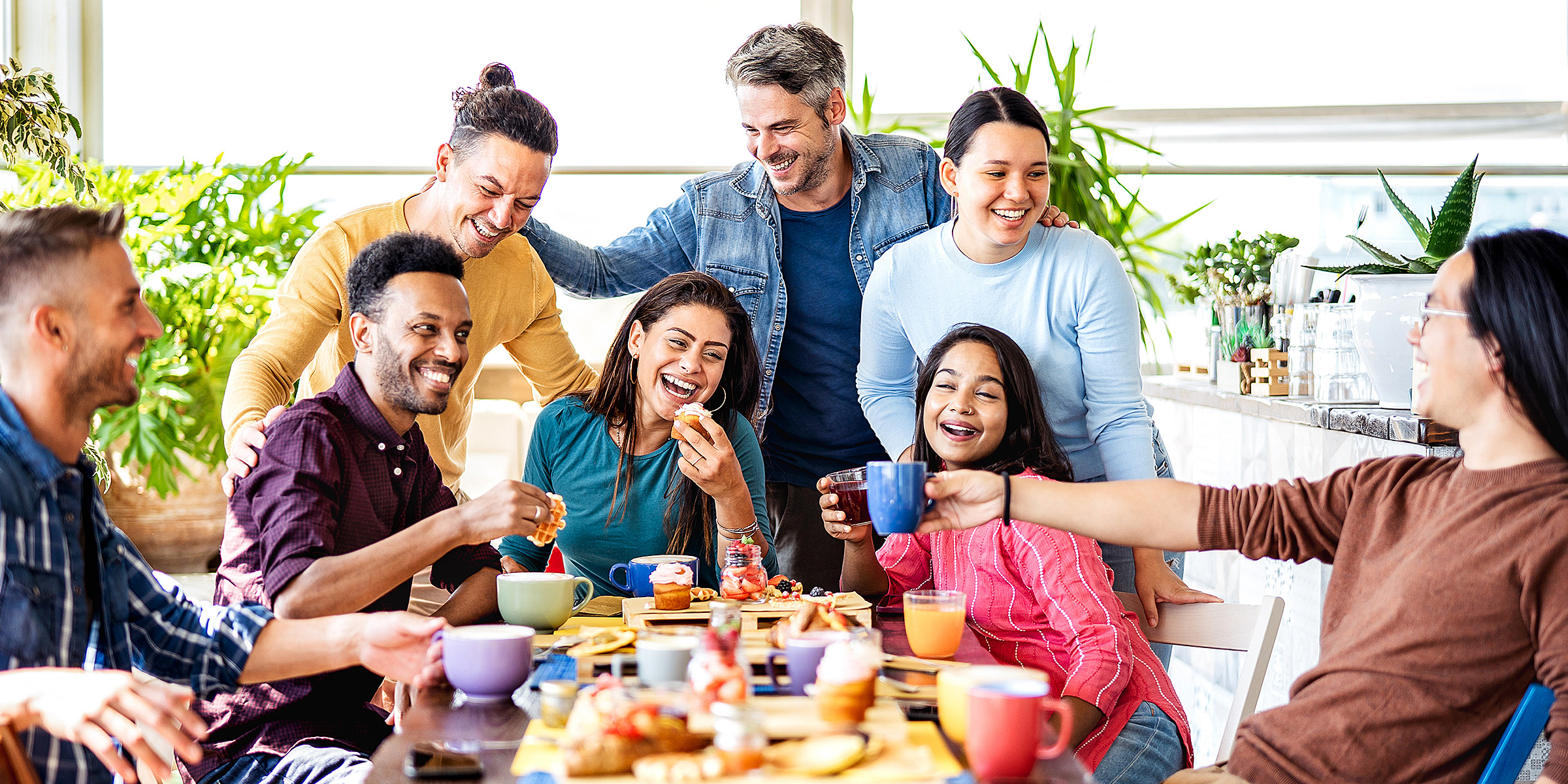 Un grupo de personas celebrando | Fuente: Shutterstock
