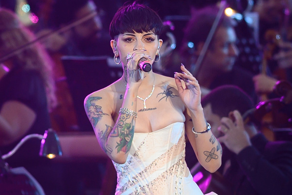 Julieta Emilia Cazzuchelli, conocida artísticamente como Cazzu, se presenta ante el público durante el concierto. La Universidad de Buenos Aires celebra su Bicentenario con un mega concierto gratuito y grandes figuras, en Buenos Aires | Fuente: Getty Images