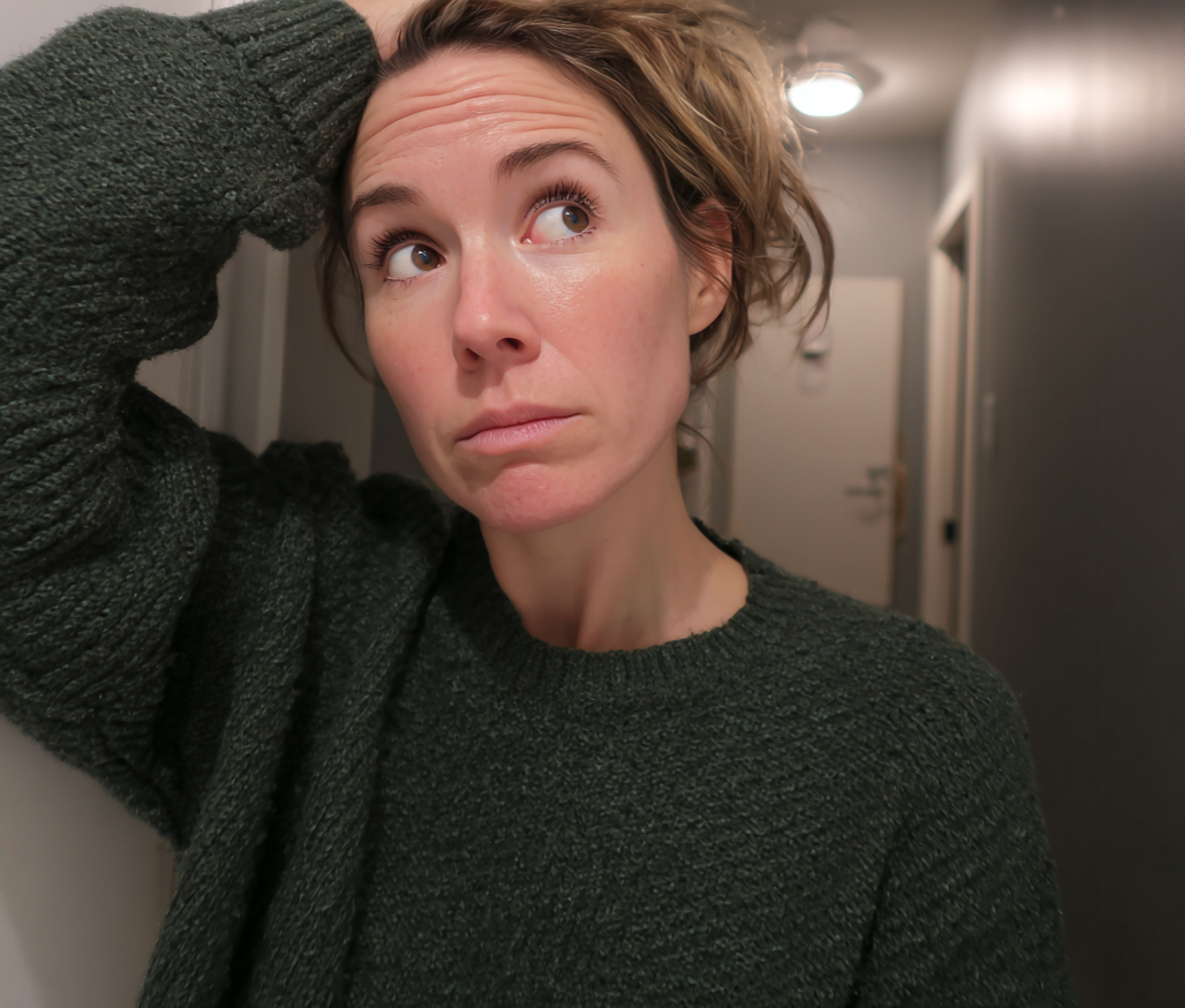 Una mujer preocupada con la mano en la cabeza | Fuente: Midjourney