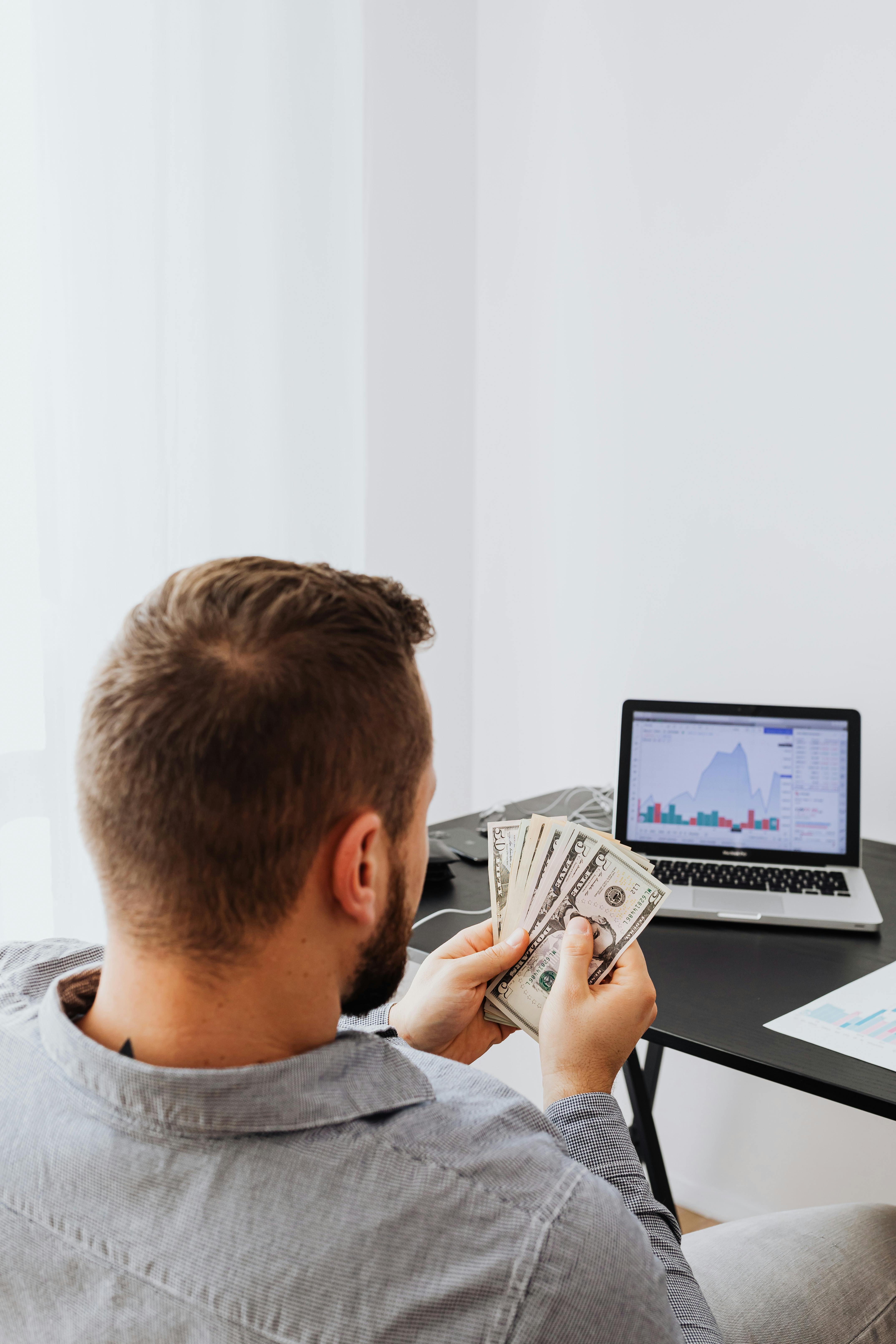 Un hombre contando dinero | Fuente: Pexels