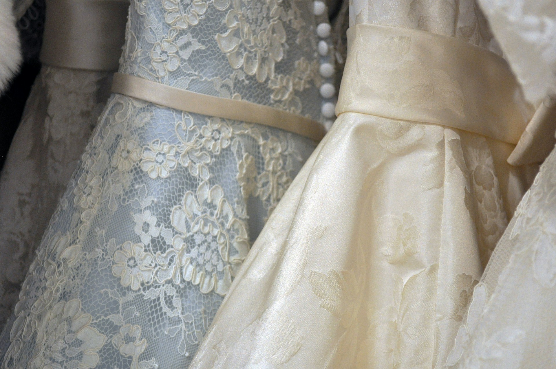 Vestidos de encaje fino en un expositor | Fuente: Unsplash