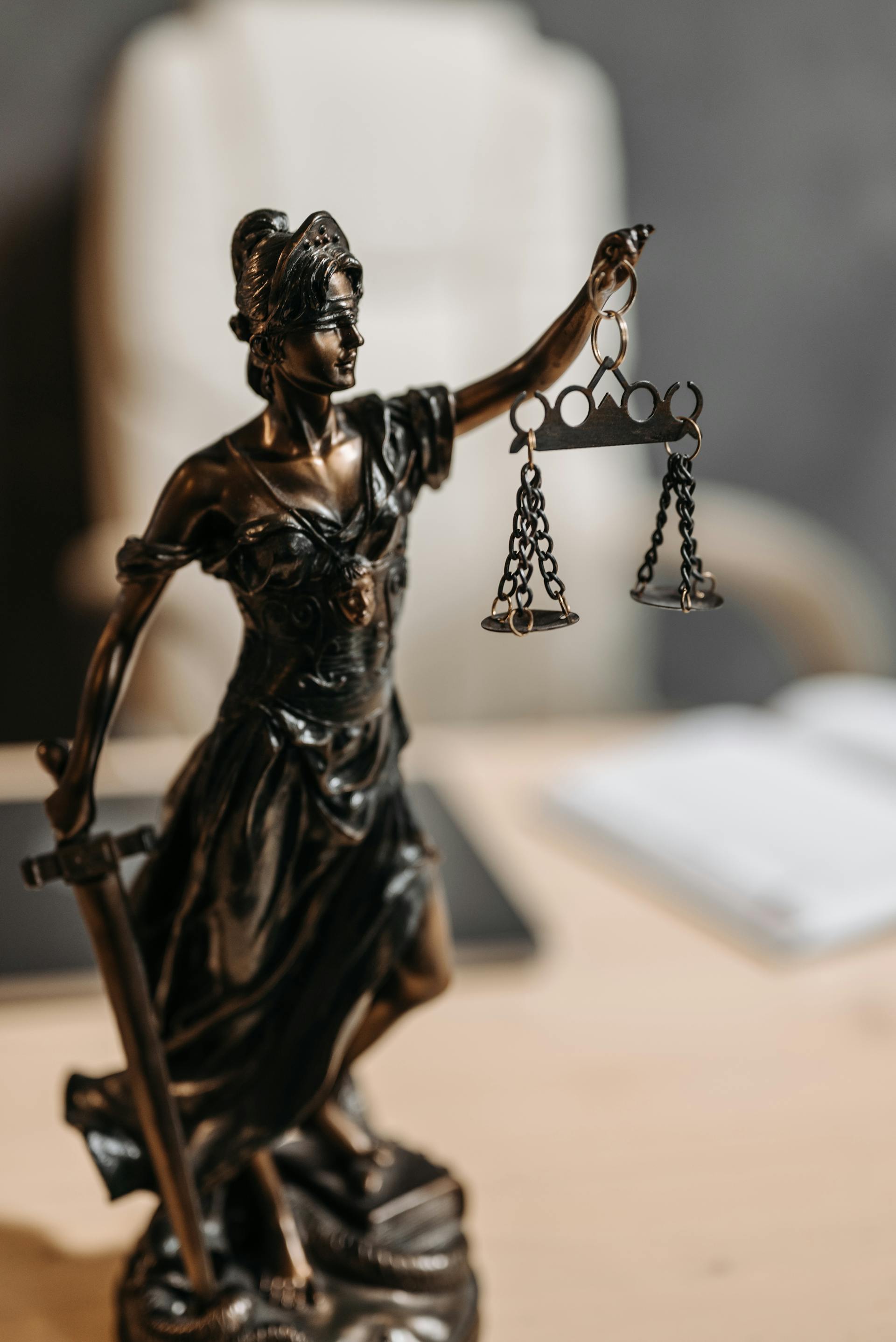 Una estatuilla de la Dama de la Justicia | Fuente: Pexels