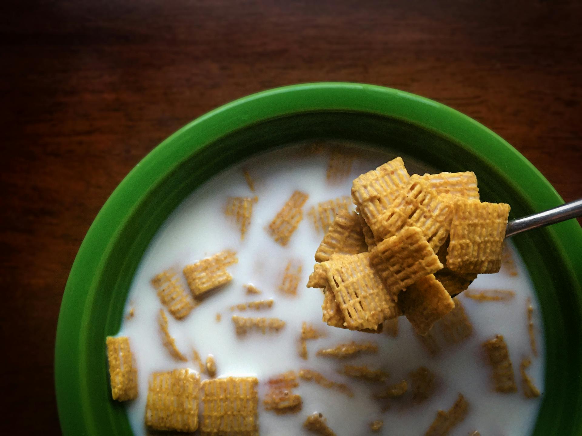 Cereales en un cuenco de leche | Fuente: Pexels