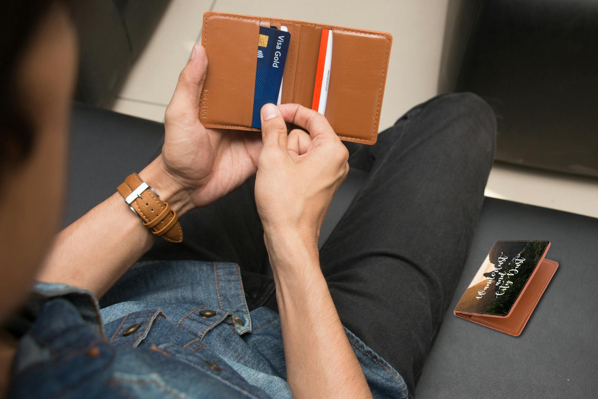 Un hombre sacando una tarjeta de su cartera | Fuente: Pexels