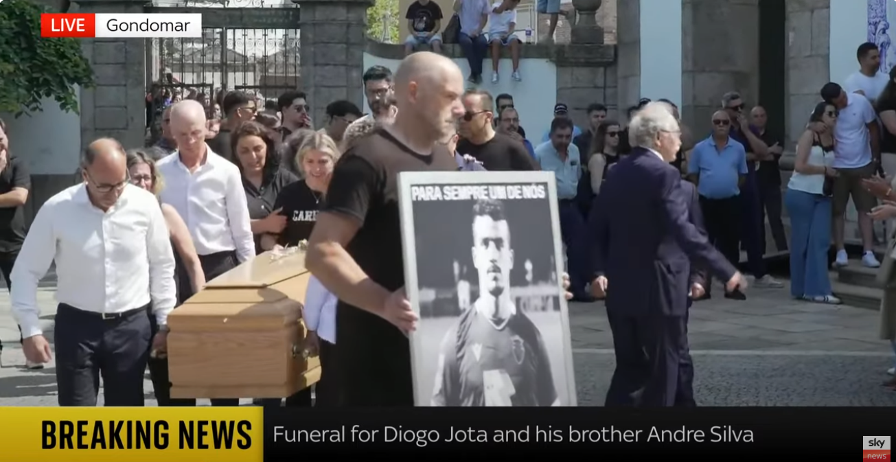Familiares y amigos se despiden de Diogo Jota y André Silva. | Fuente: YouTube/Sky News.
