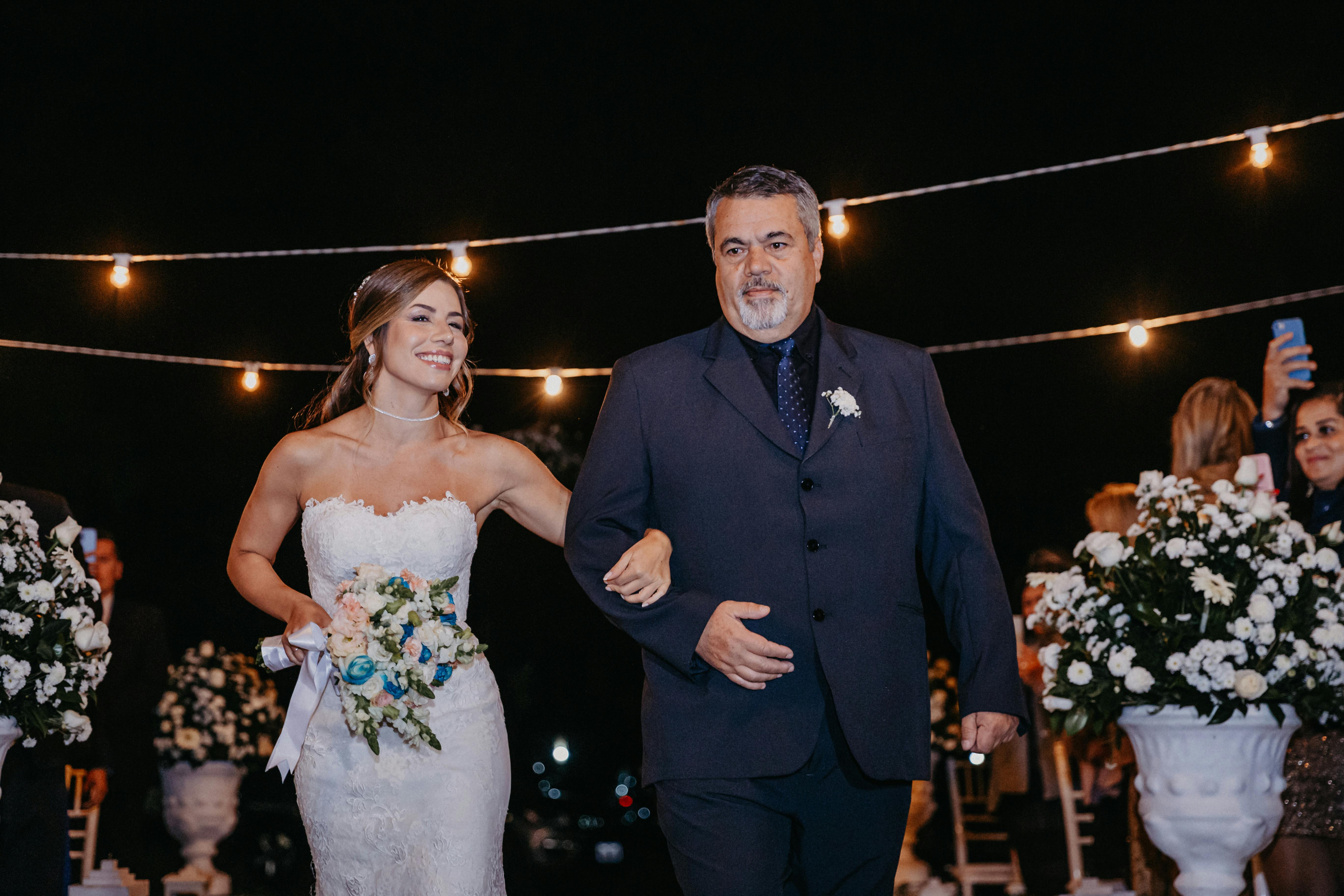 Padre acompañando a su hija al altar | Fuente: Pexels