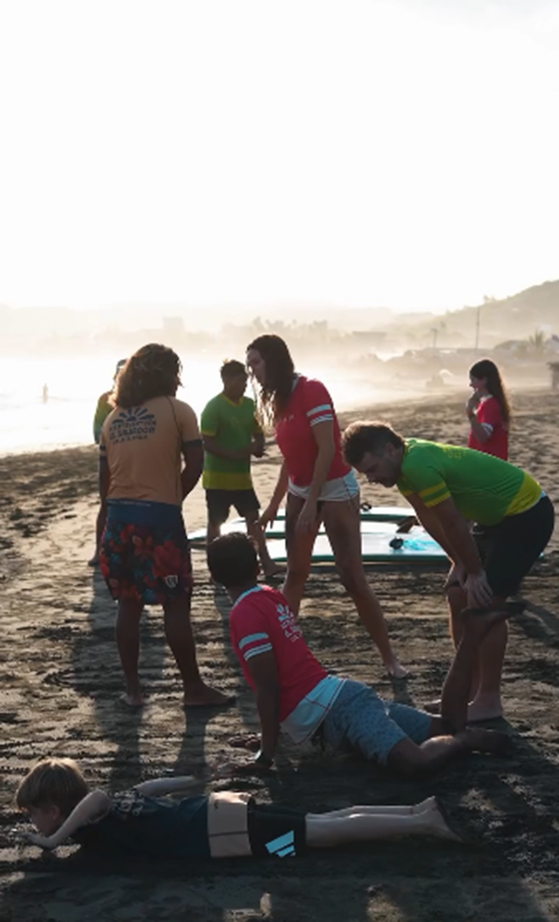 Paula Chaves, Pedro Alfonso y sus hijos Olivia, Baltazar y Filipa disfrutando de un momento de surf en las playas de El Salvador | Fuente: Instagram/chavespauok