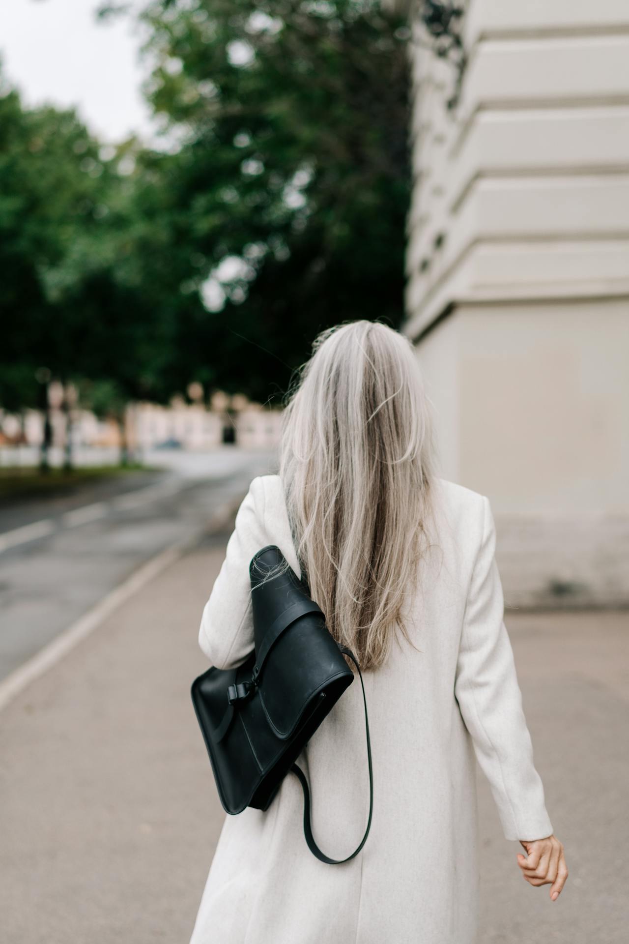 Toma trasera de una mujer solitaria en la calle | Fuente: Pexels