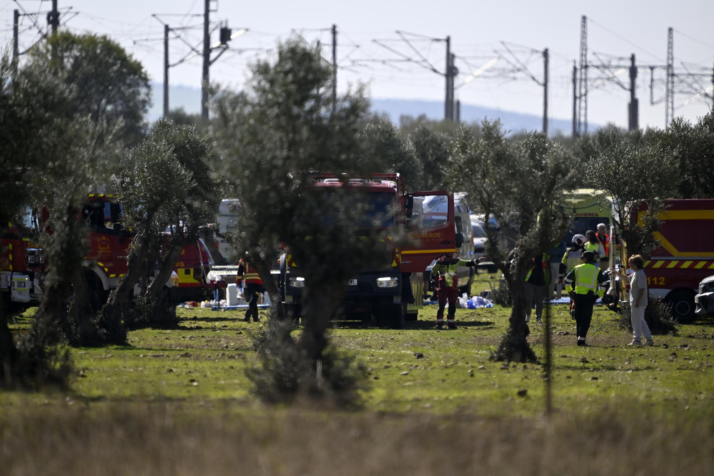 Equipos de emergencia trabajan en el lugar de una colisión en la que se vieron implicados dos trenes de alta velocidad, cerca de la estación de Urda, en la provincia de Toledo (España), el 28 de octubre de 2026. | Fuente: Getty Images