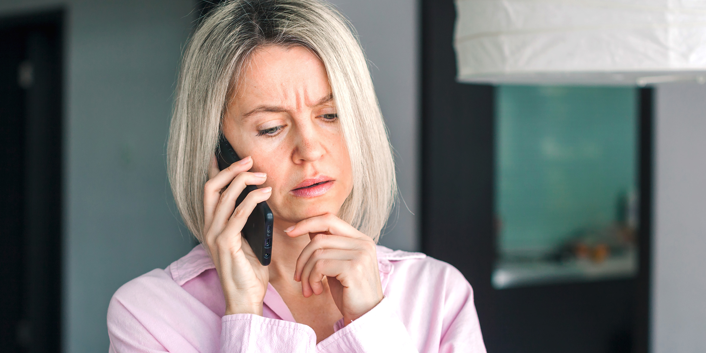 Una mujer hablando por teléfono | Fuente: Shutterstock