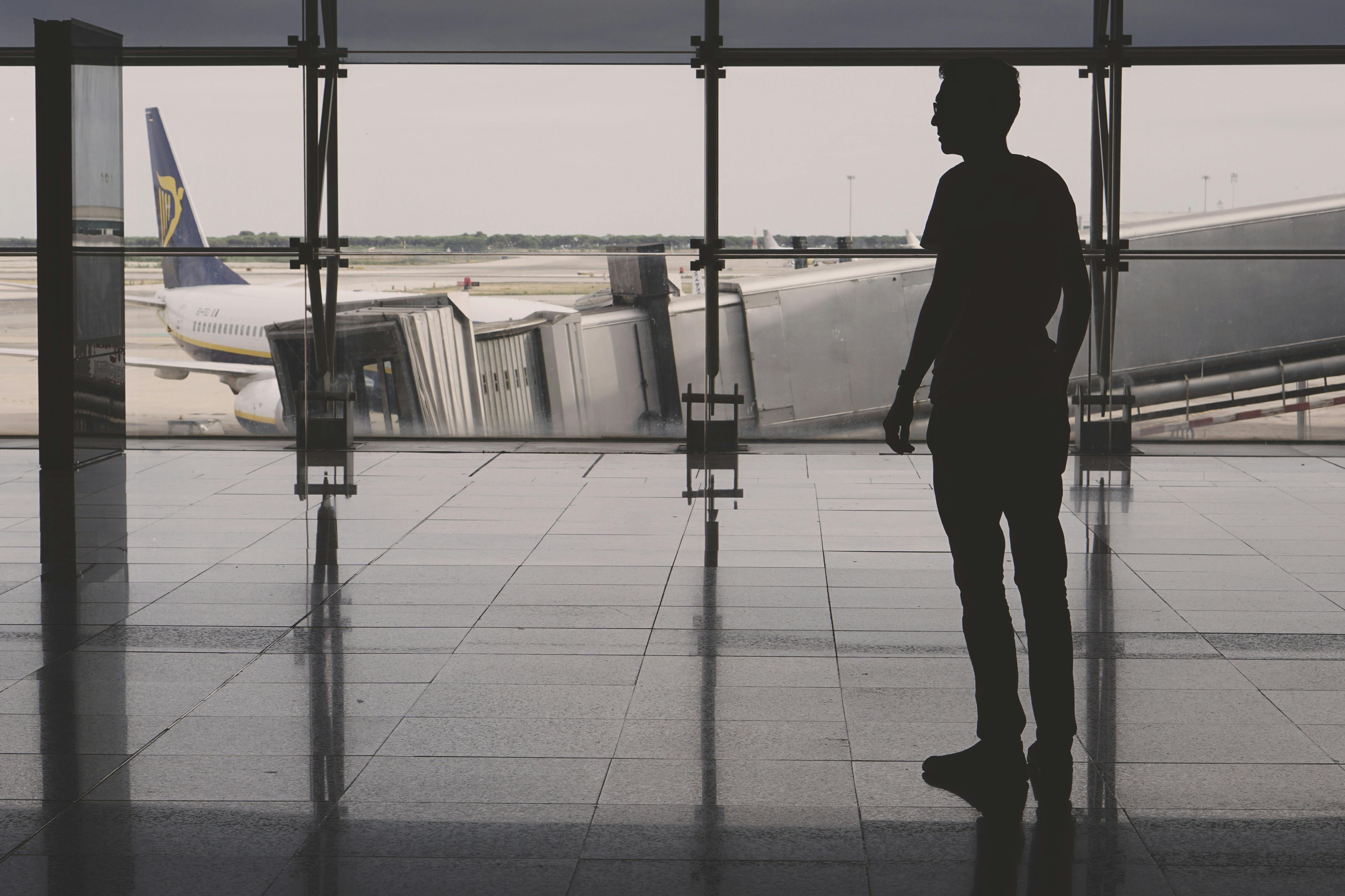 Hombre en un aeropuerto | Fuente: Pexels