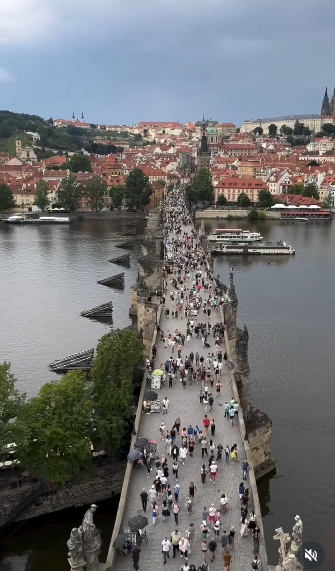 Vistas de la gente desde la torre en el Puente de Carlos, en Praga | Fuente: Instagram/shanikberman