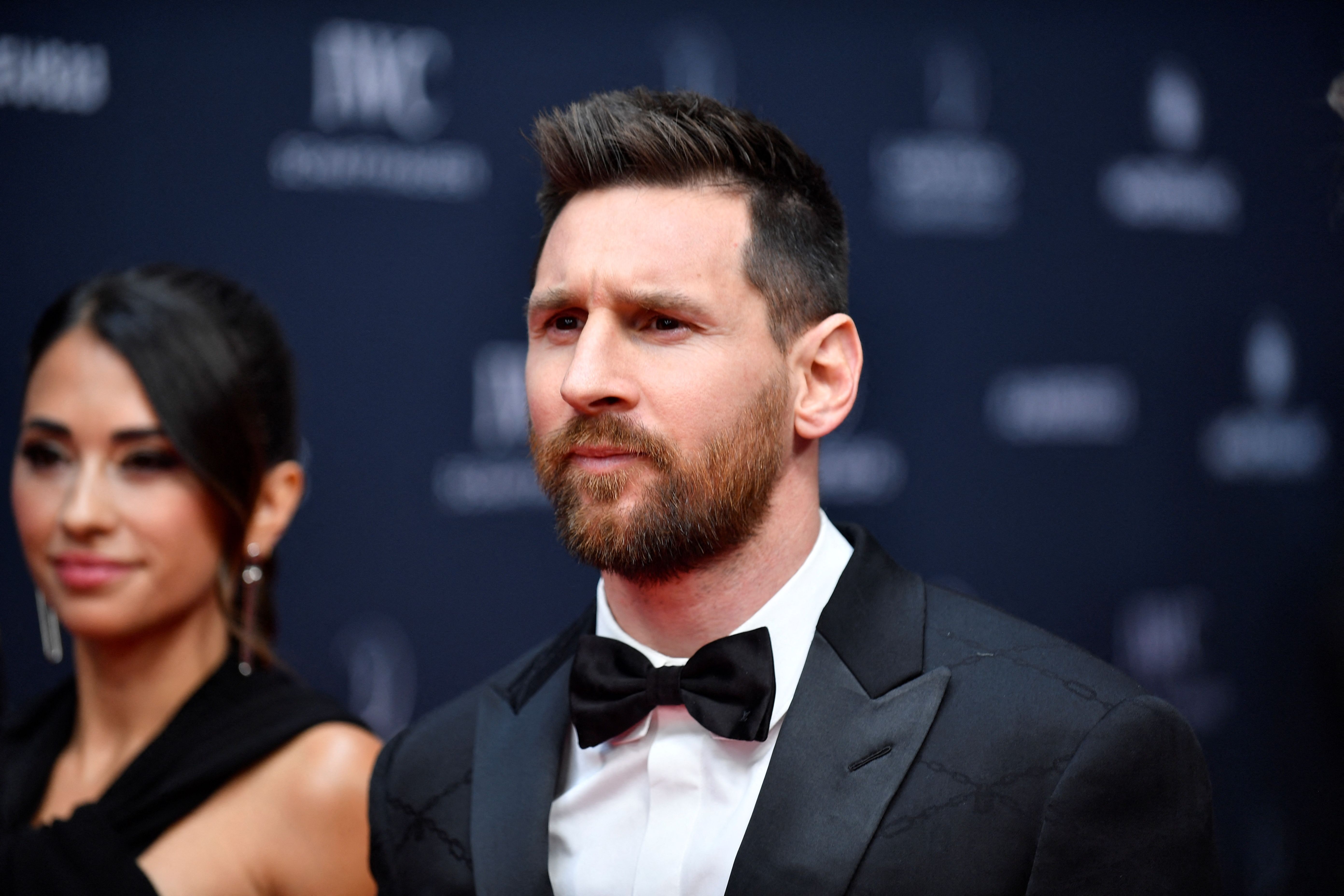 Lionel Messi y su esposa Antonela Roccuzzo posan en la alfombra roja antes de la ceremonia de los Laureus World Sports Awards 2023 en París el 8 de mayo de 2023. | Fuente: Getty Images