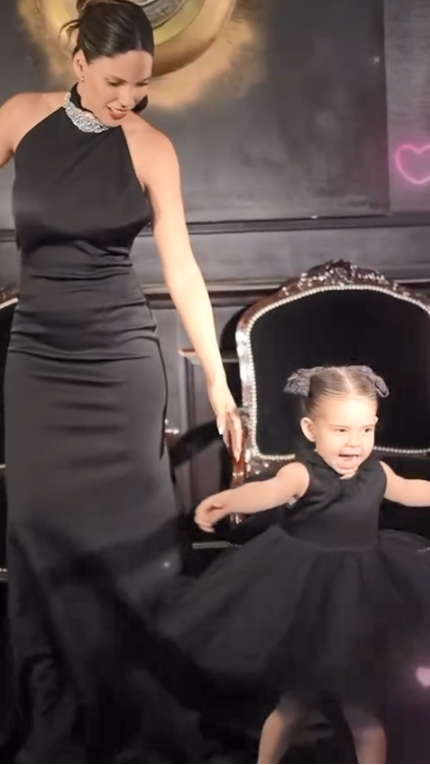 Barby Franco y su hija Sarah Burlando posando con sus vestidos negros | Fuente: Instagram/barbaritafranco21