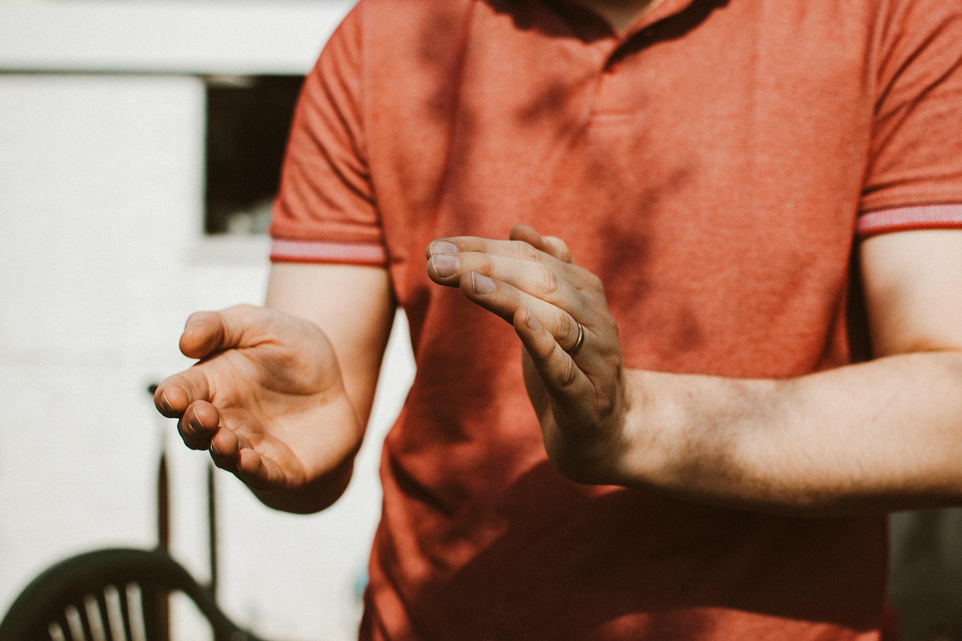 Un hombre aplaudiendo | Fuente: Pexels