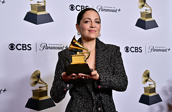 La cantante mexicana Natalia Lafourcade posa en la sala de prensa con el Grammy al Mejor Álbum de Rock o Alternativo Latino por "De Todas Las Flores" durante la 66ª entrega anual de los Premios Grammy en el Crypto.com Arena de Los Ángeles, el 4 de febrero de 2024 | Fuente: Getty Images