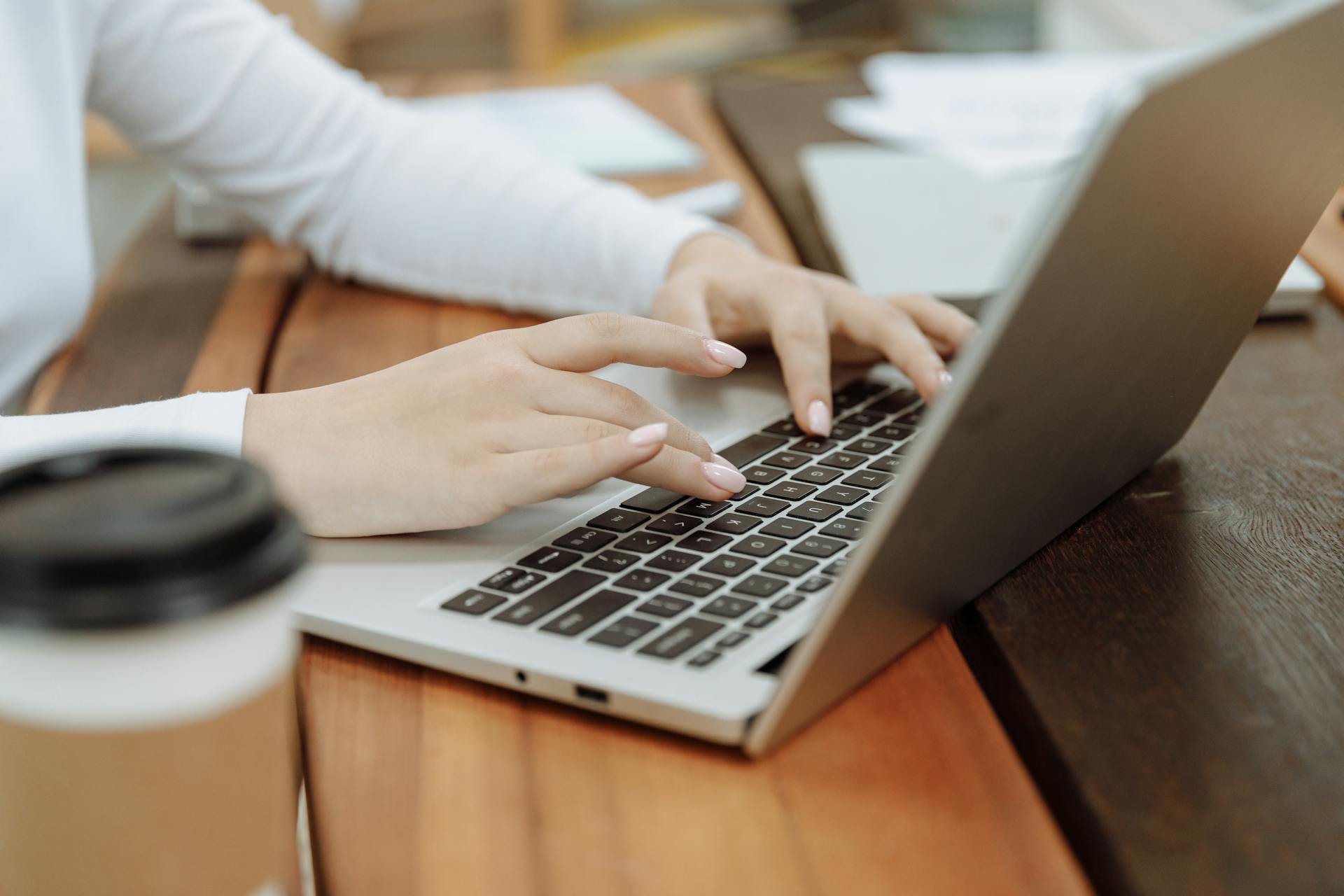 Una mujer tecleando en una computadora | Fuente: Pexels