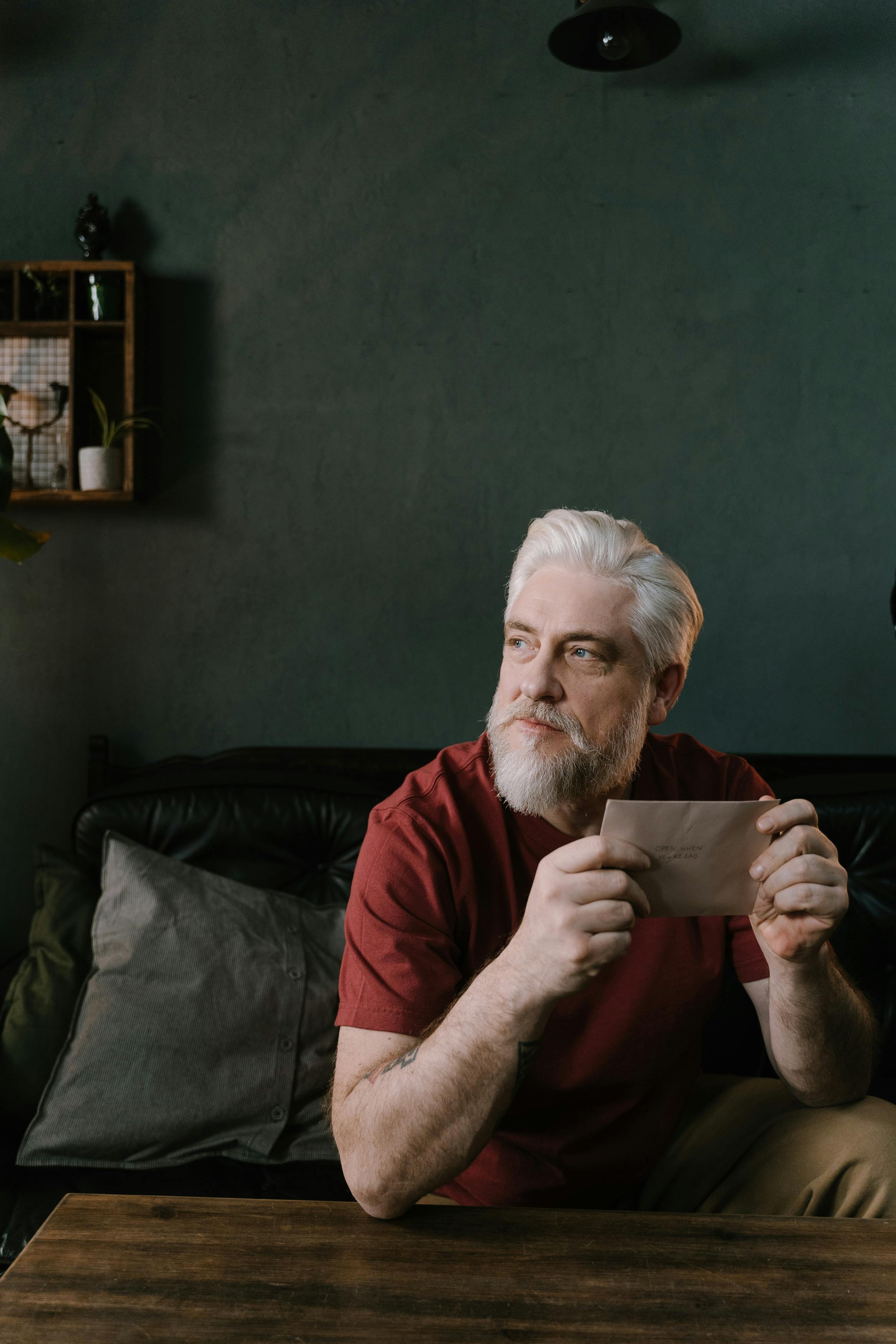 Un hombre mayor con una camiseta roja | Fuente: Pexels