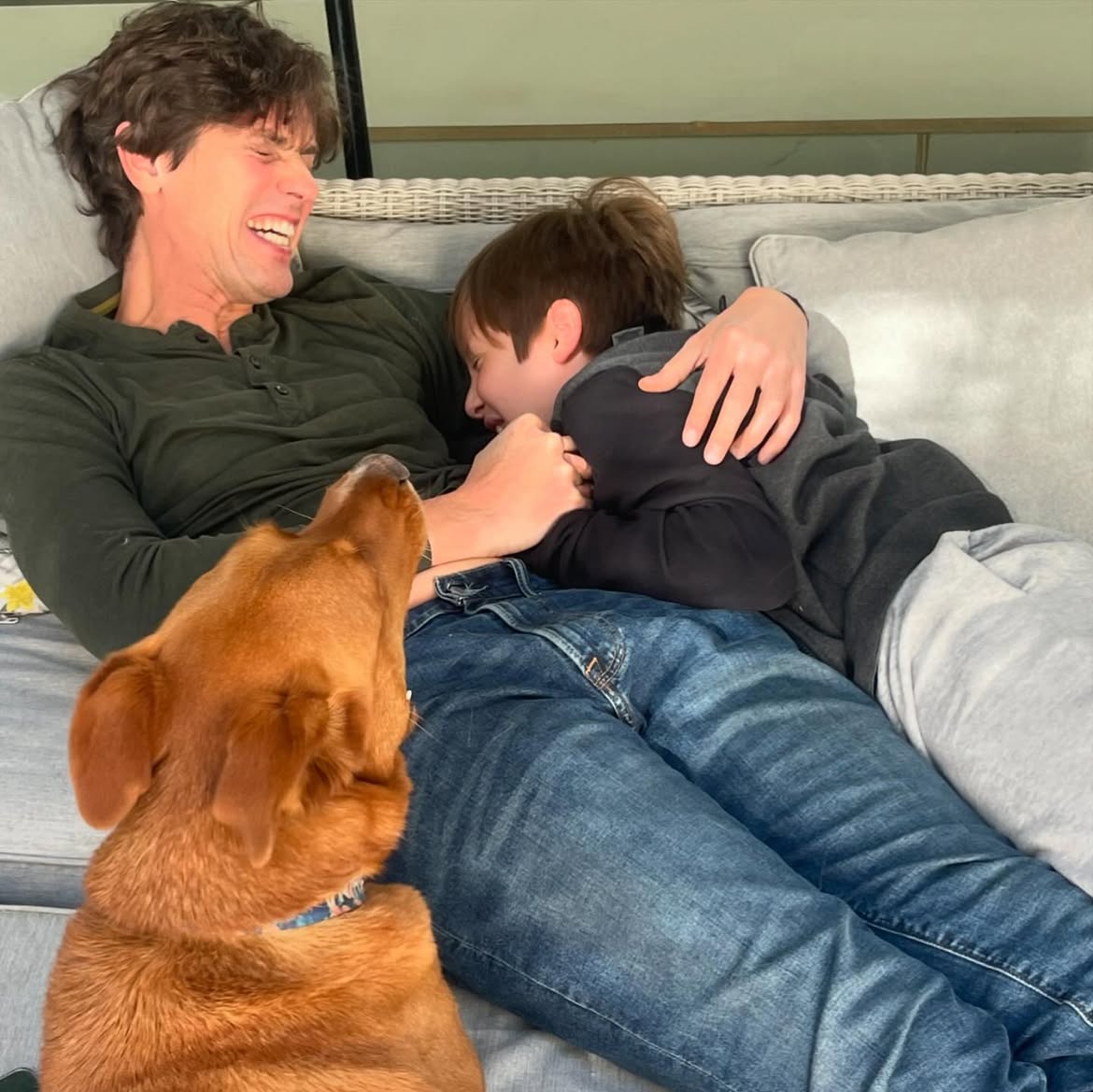 Martín Lousteau compartiendo sonriente junto a su hijo Gaspar Lousteau y la mascota de la familia | Fuente: Instagram/petersoncarla
