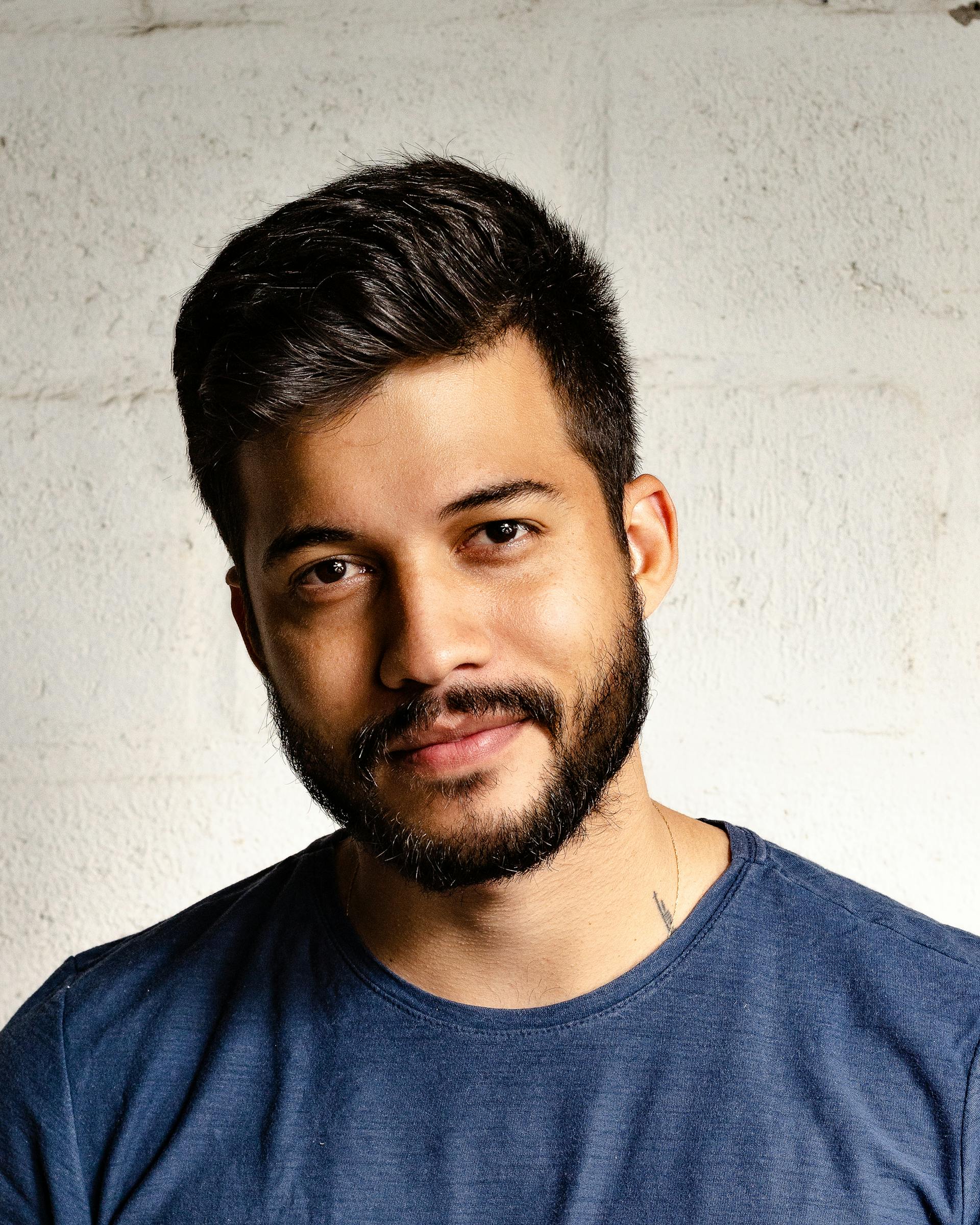 Un hombre con una camiseta azul de cuello redondo | Fuente: Pexels