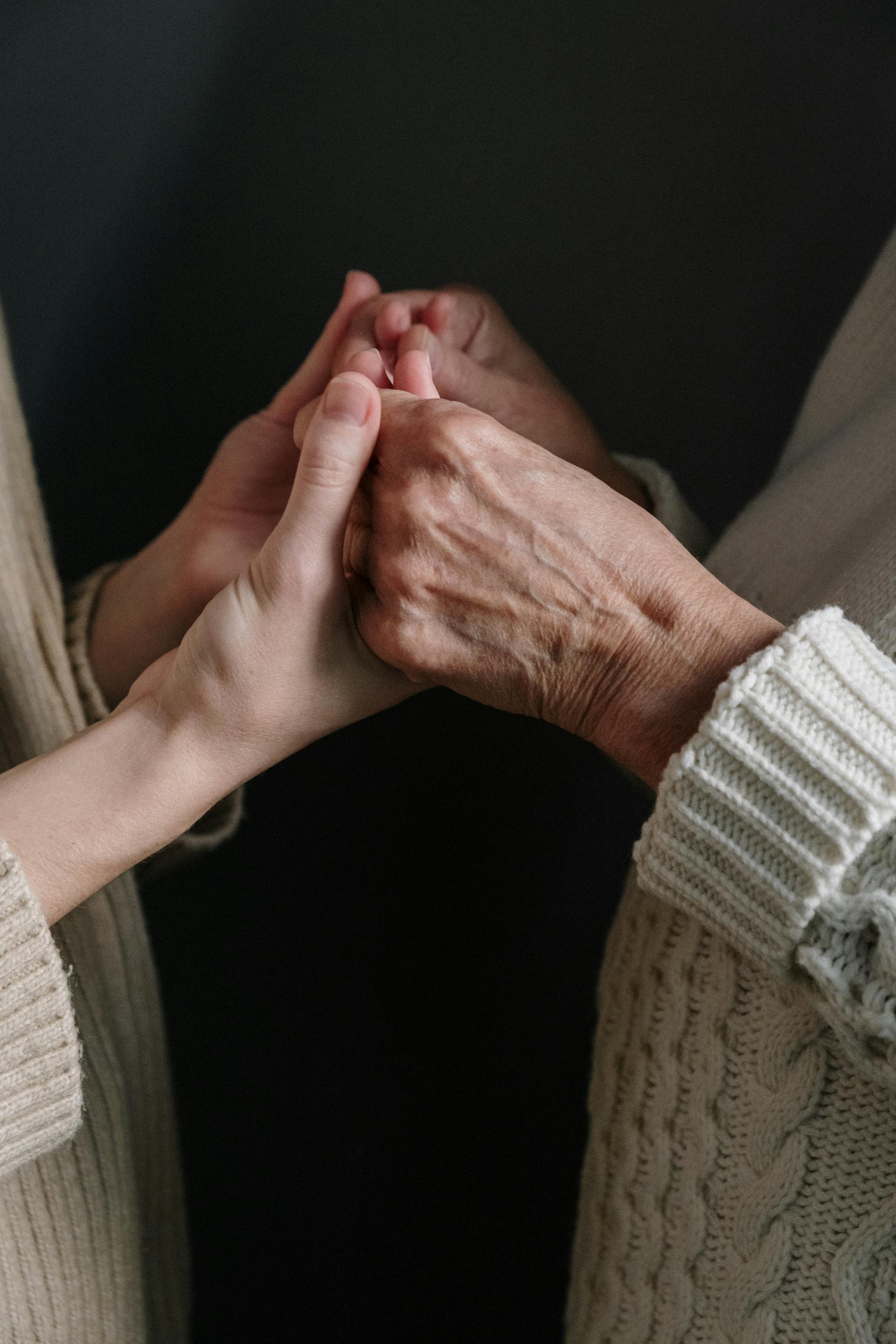 Una mujer tomando las manos de su mamá | Fuente: Pexels