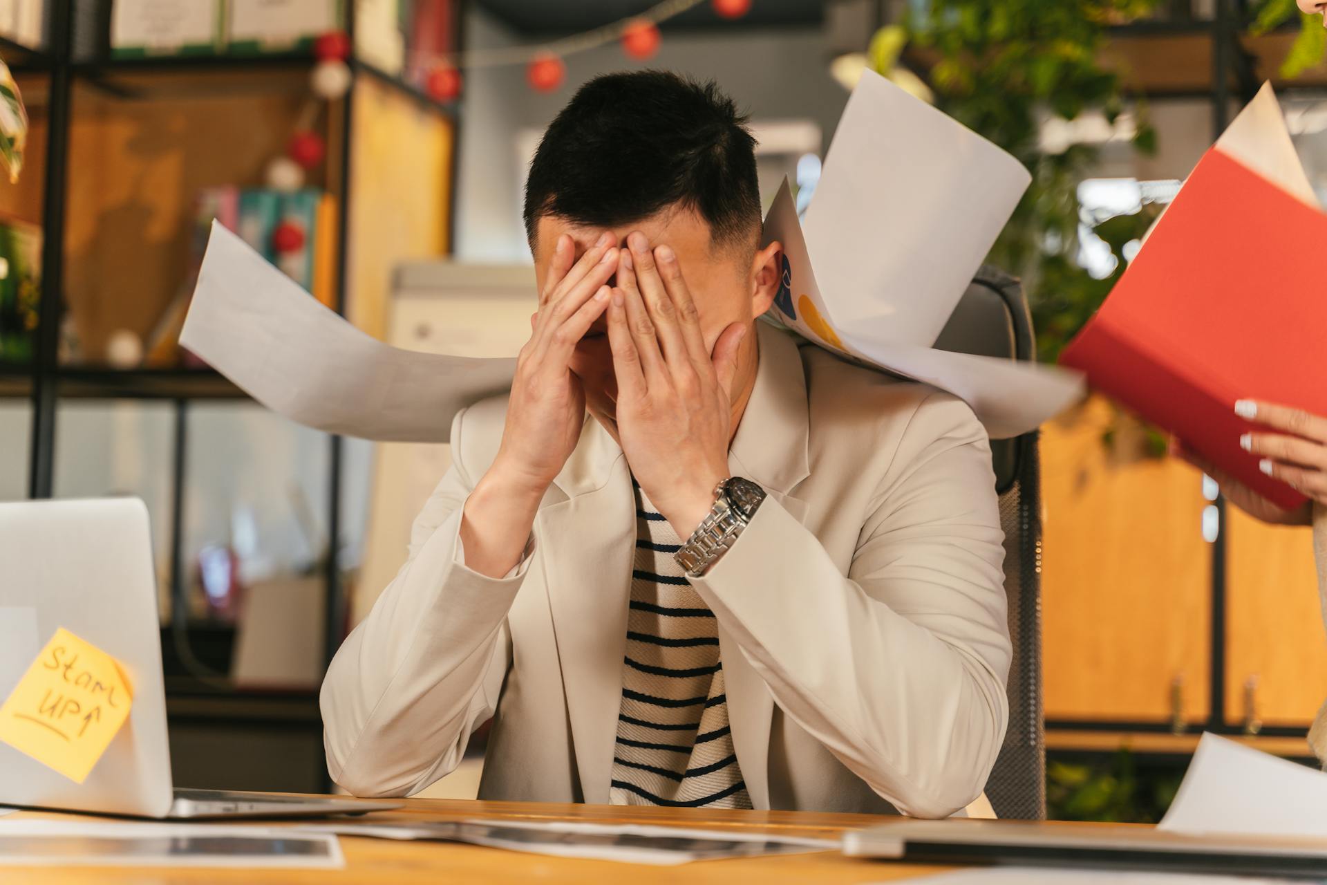 Un hombre cansado sentado en su despacho | Fuente: Pexels