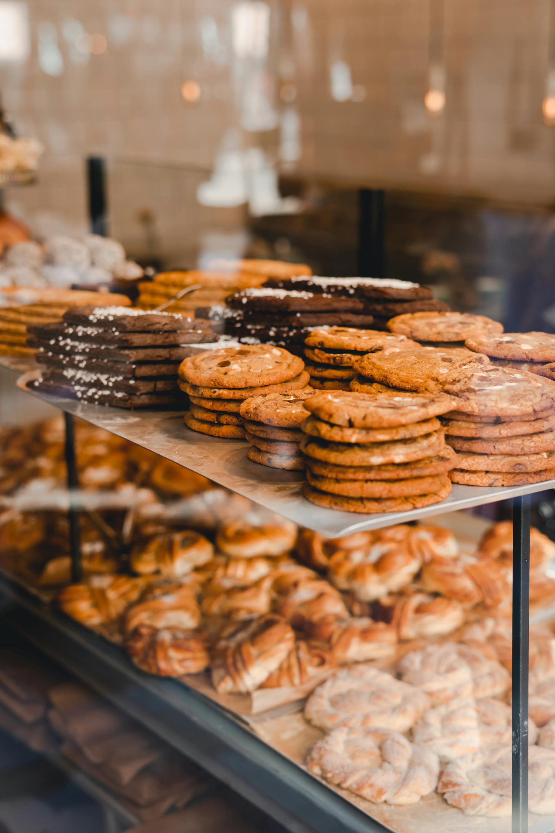 Galletas expuestas en una panadería | Fuente: Pexels
