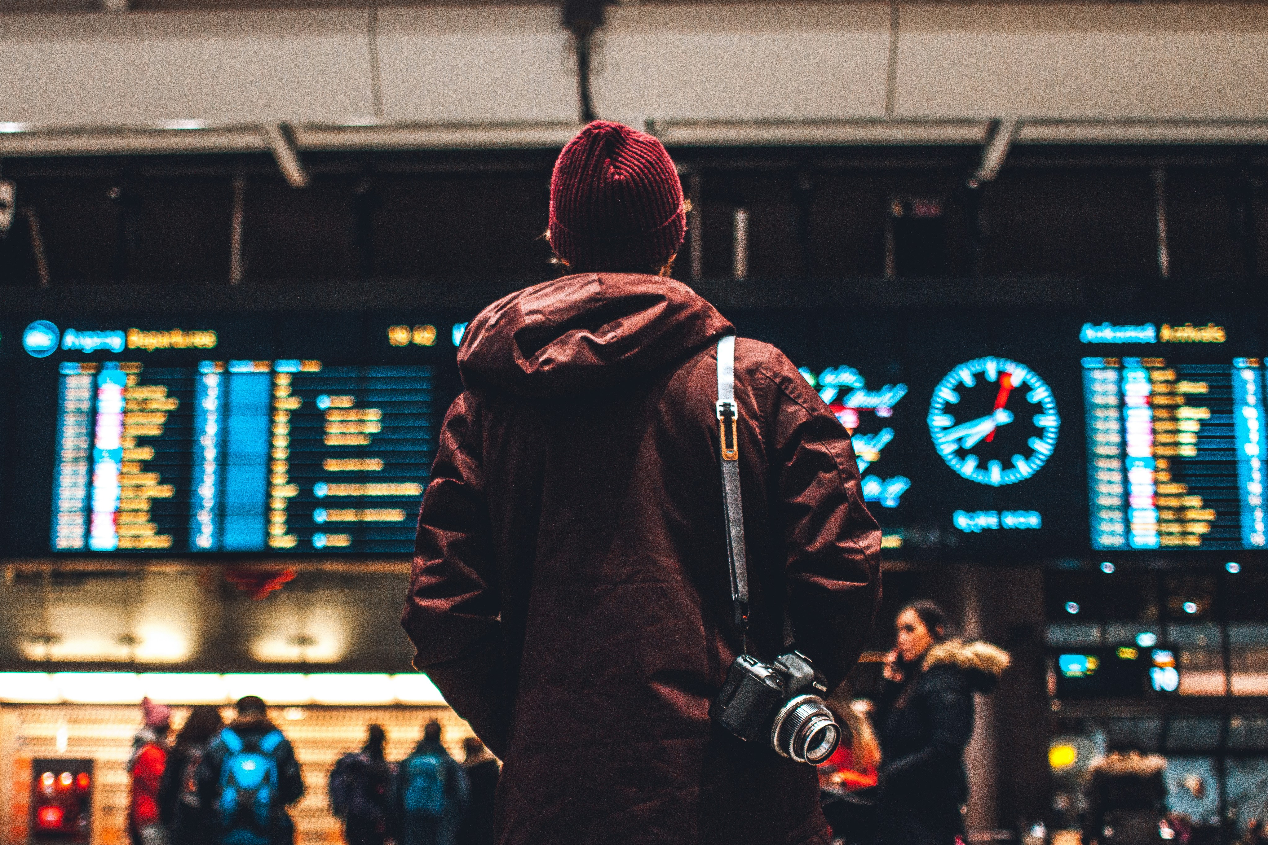 Una persona de pie en un aeropuerto | Fuente: Unsplash