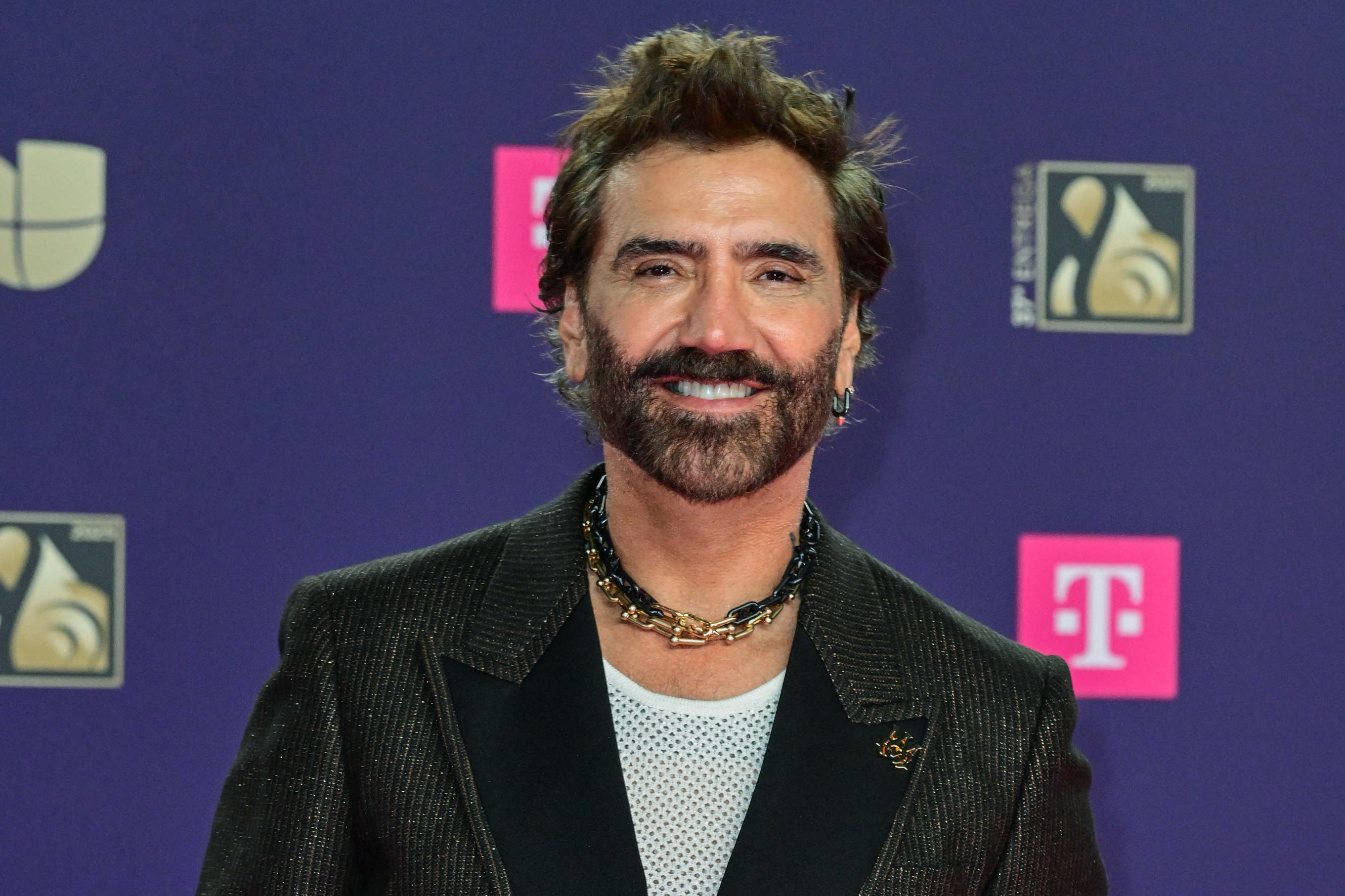 Alejandro Fernández llega al 37° Premio Lo Nuestro de Univision en el Kaseya Center en Miami, Florida, el 20 de febrero de 2025. | Fuente: Getty Images
