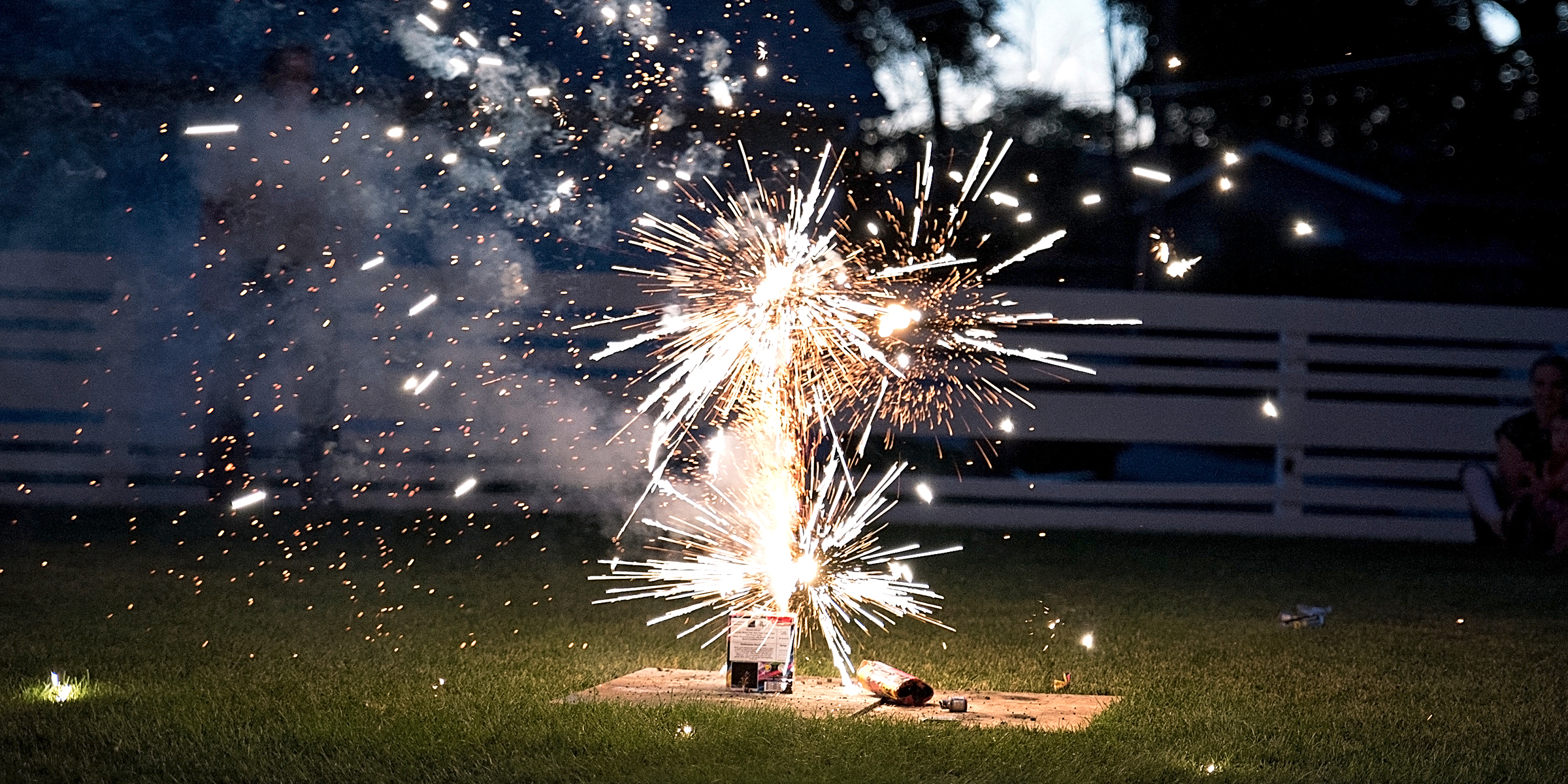 Fuegos artificiales en un patio trasero | Fuente: Shutterstock