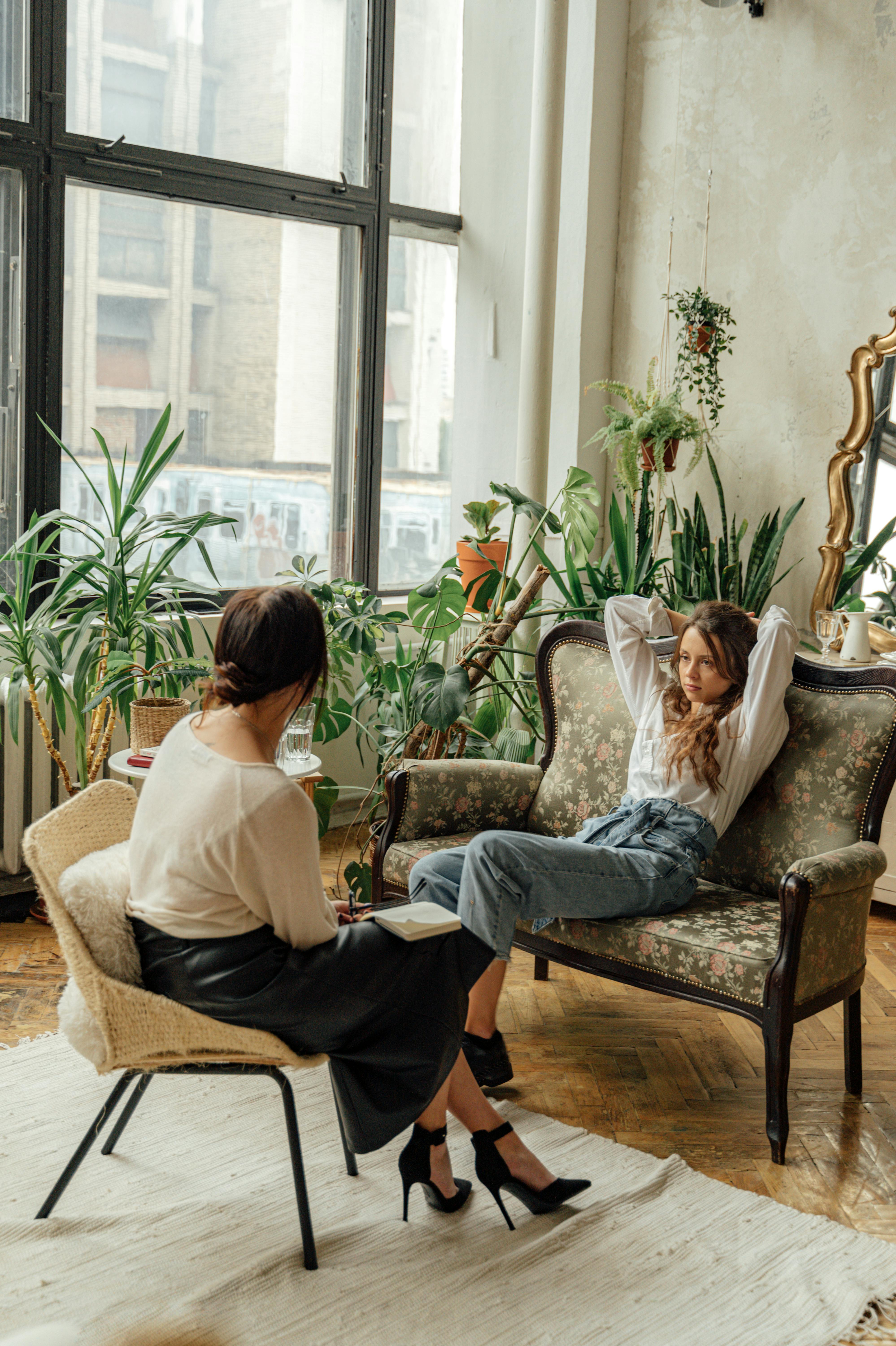 Dos mujeres sentadas en el despacho de un consejero | Fuente: Pexels