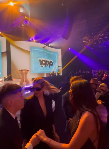 Zaira y Wanda Nara bailando con sus acompañantes durante los Premios Ídolo 2025 en el Tattersall de San Isidro | Fuente: Instagram/zaira.nara