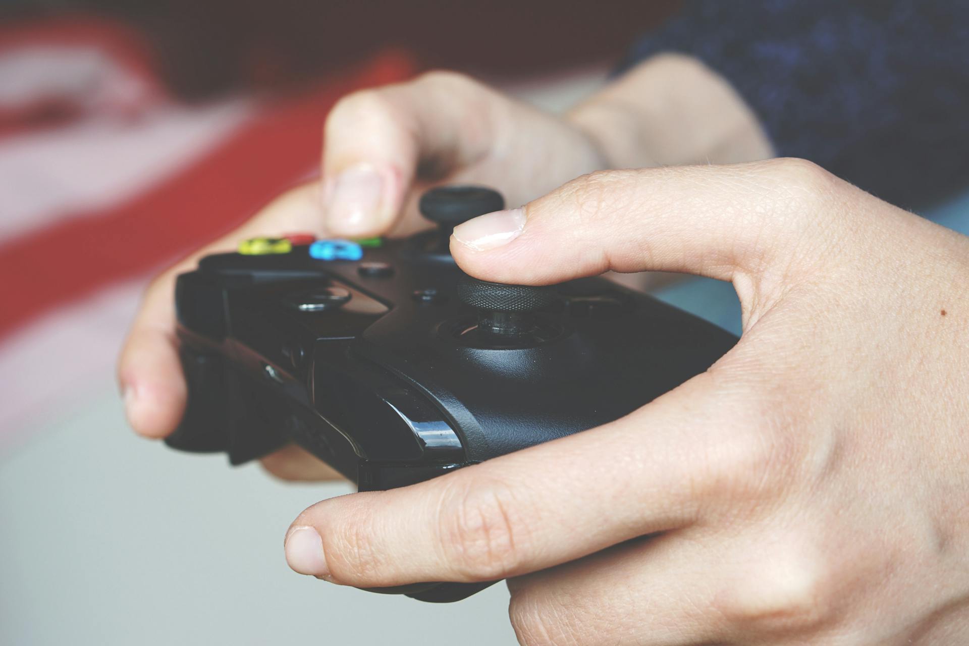 Un hombre sujetando un mando de Xbox | Fuente: Pexels