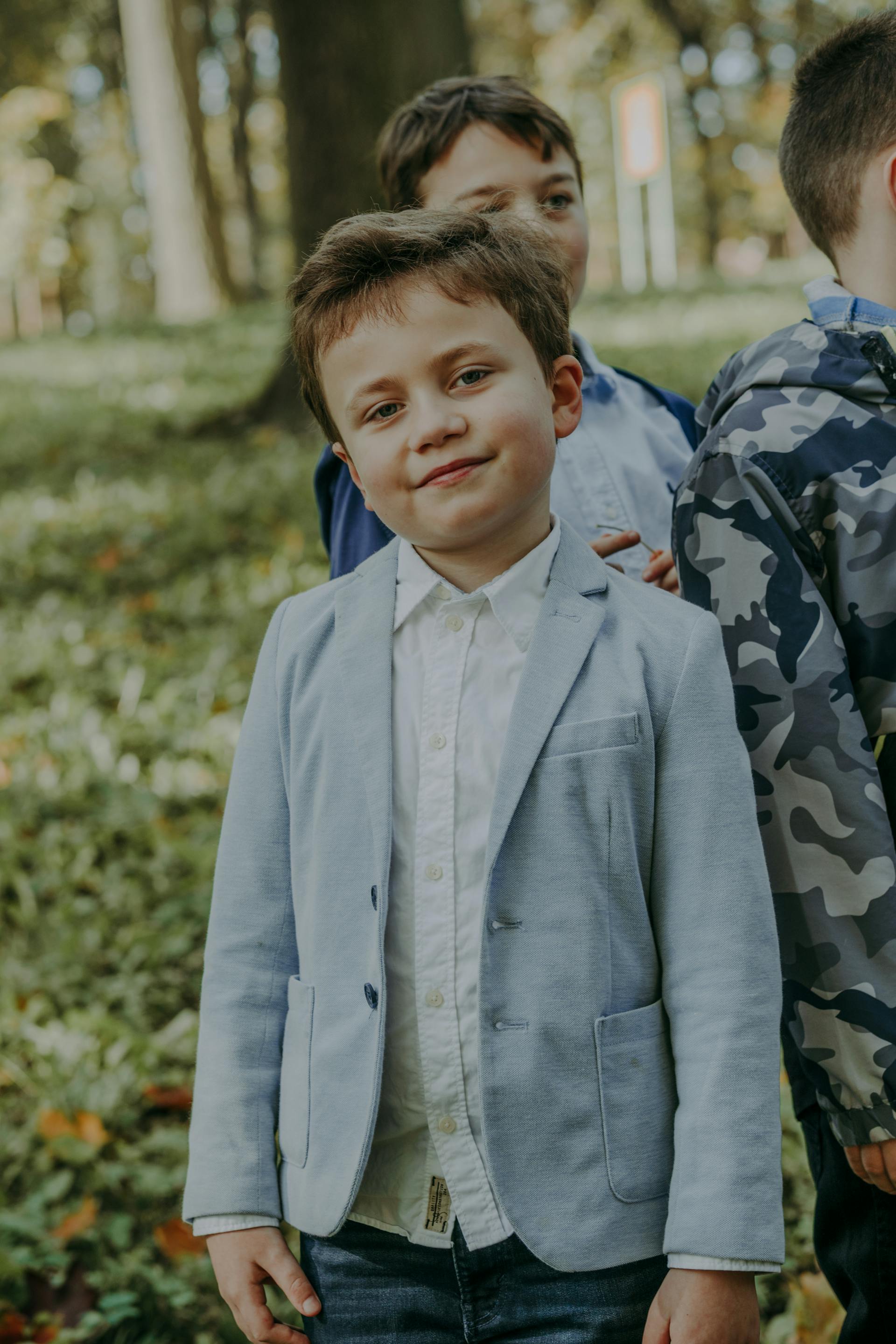 Un chico con traje | Fuente: Pexels