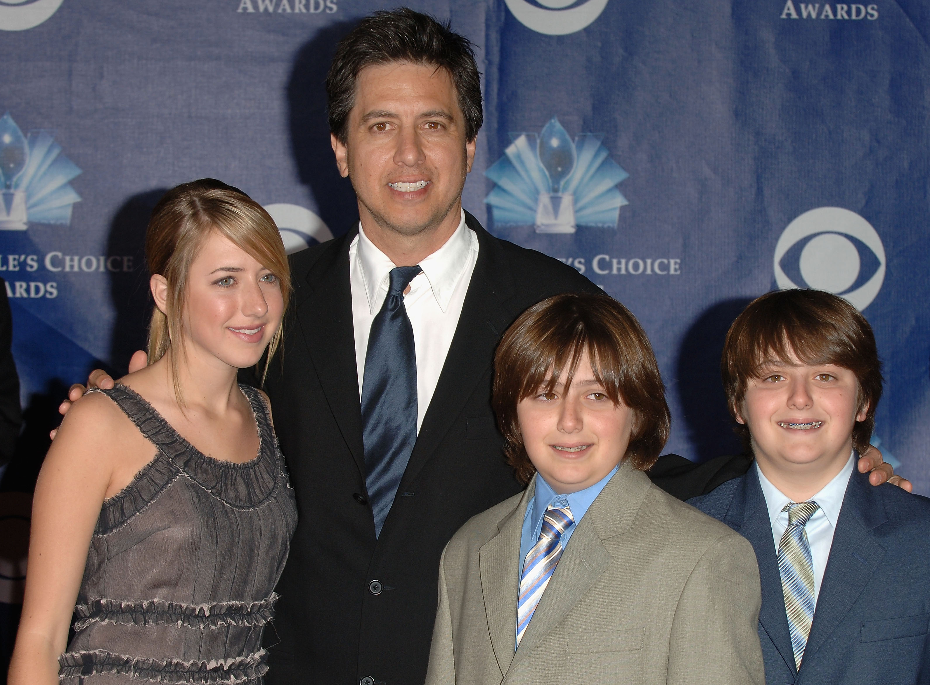 Ray, Alexandra, Matt y Greg Romano en la 32 edición de los People's Choice Awards el 10 de enero de 2006 | Fuente: Getty Images