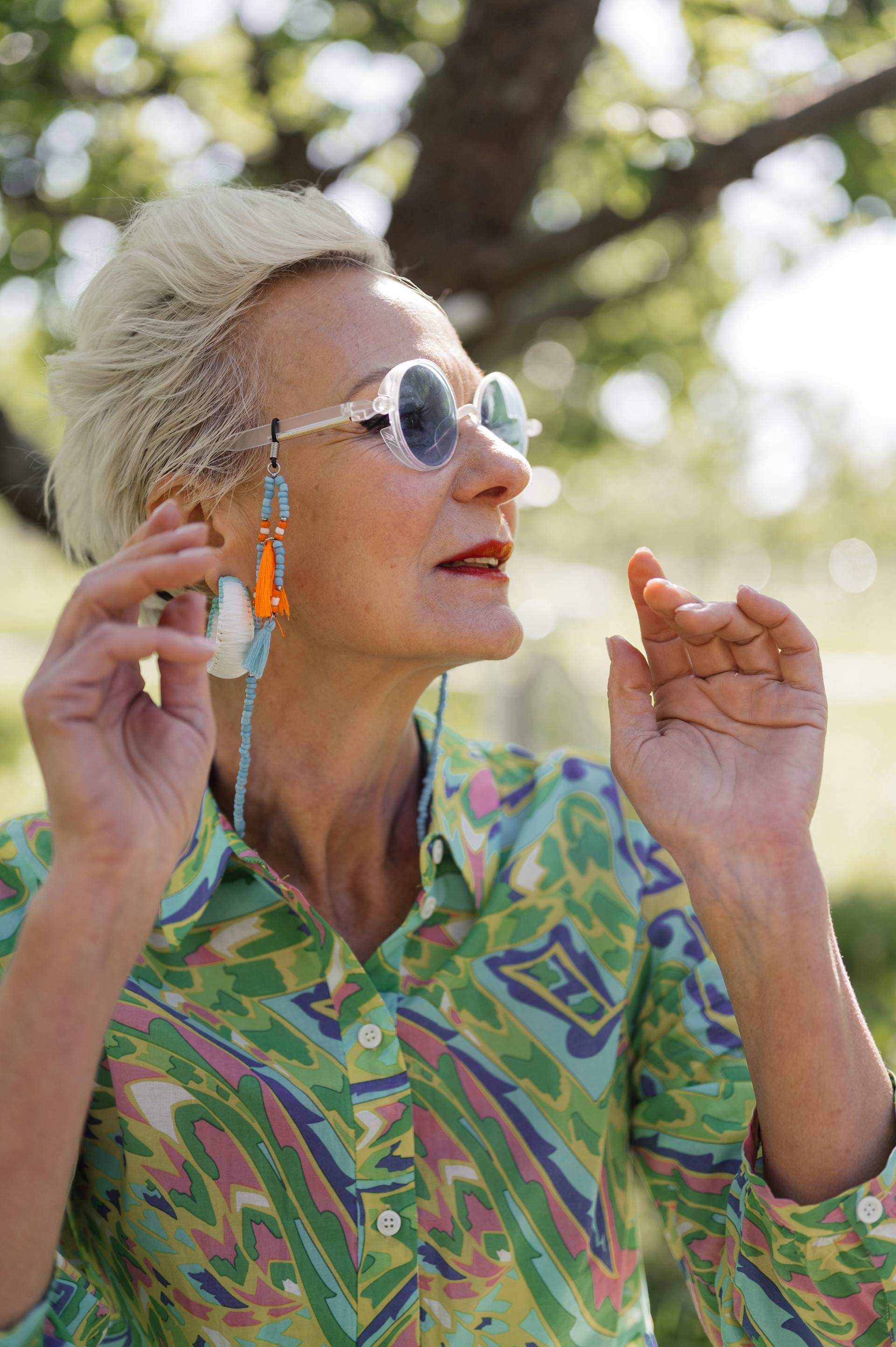Una mujer mayor con gafas de sol mira a alguien | Fuente: Pexels
