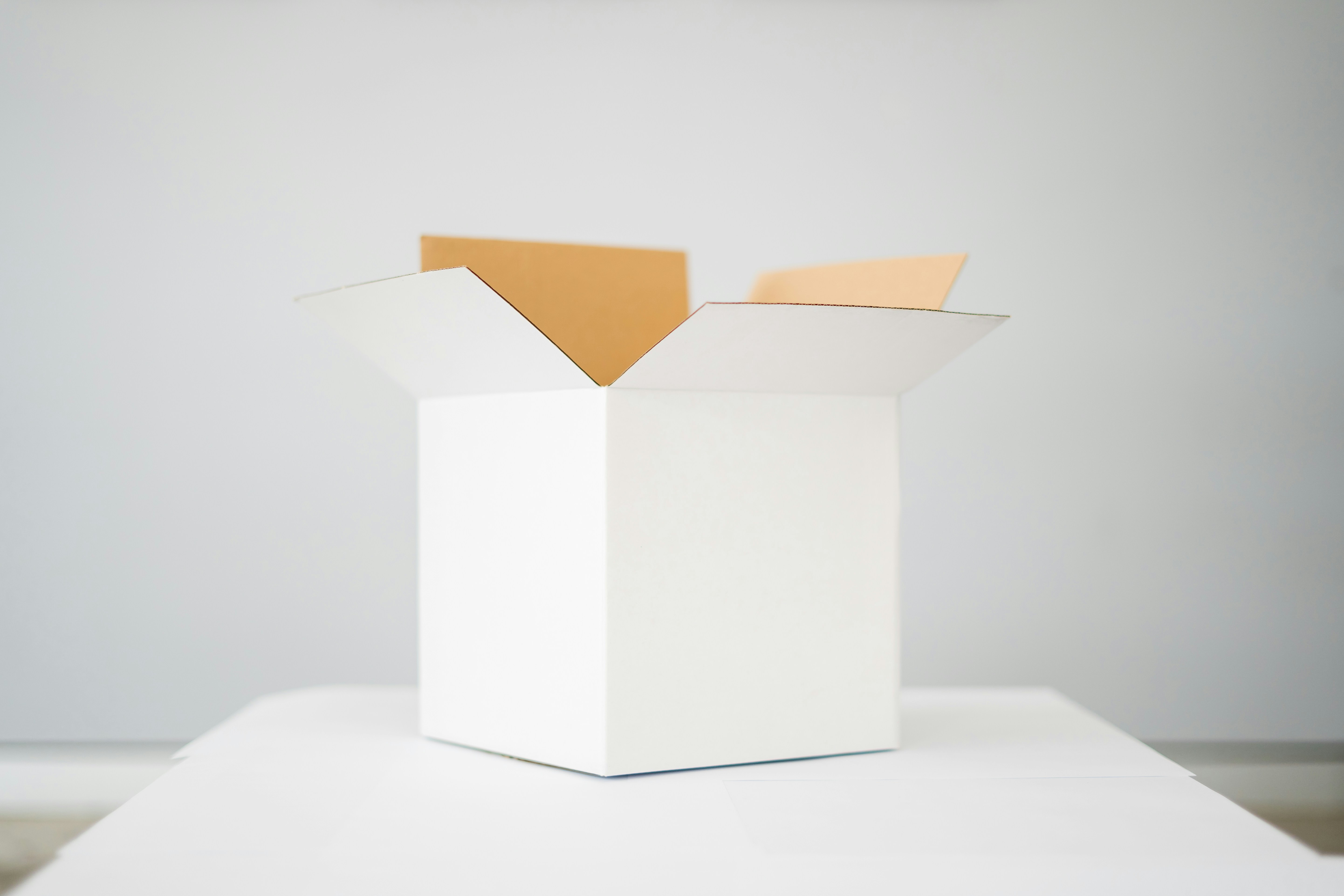 Una caja blanca abierta sobre una mesa | Fuente: Unsplash